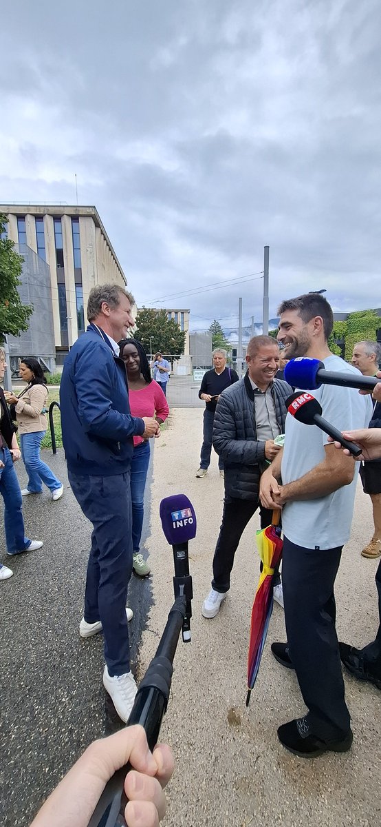 mguenegan's tweet photo. 🌻 Arrivée de Yannick #Jadot aux #JDE à Grenoble après son appel au rassemblement de la gauche hors #LFI. Position à contre-courant du parti. Un militant l'accueille ce matin, grand sourire mais message clair : "On compte sur toi pour l'unité du parti".
Ambiance.
@TF1Info @LCI https://t.co/sD3kltoE3q