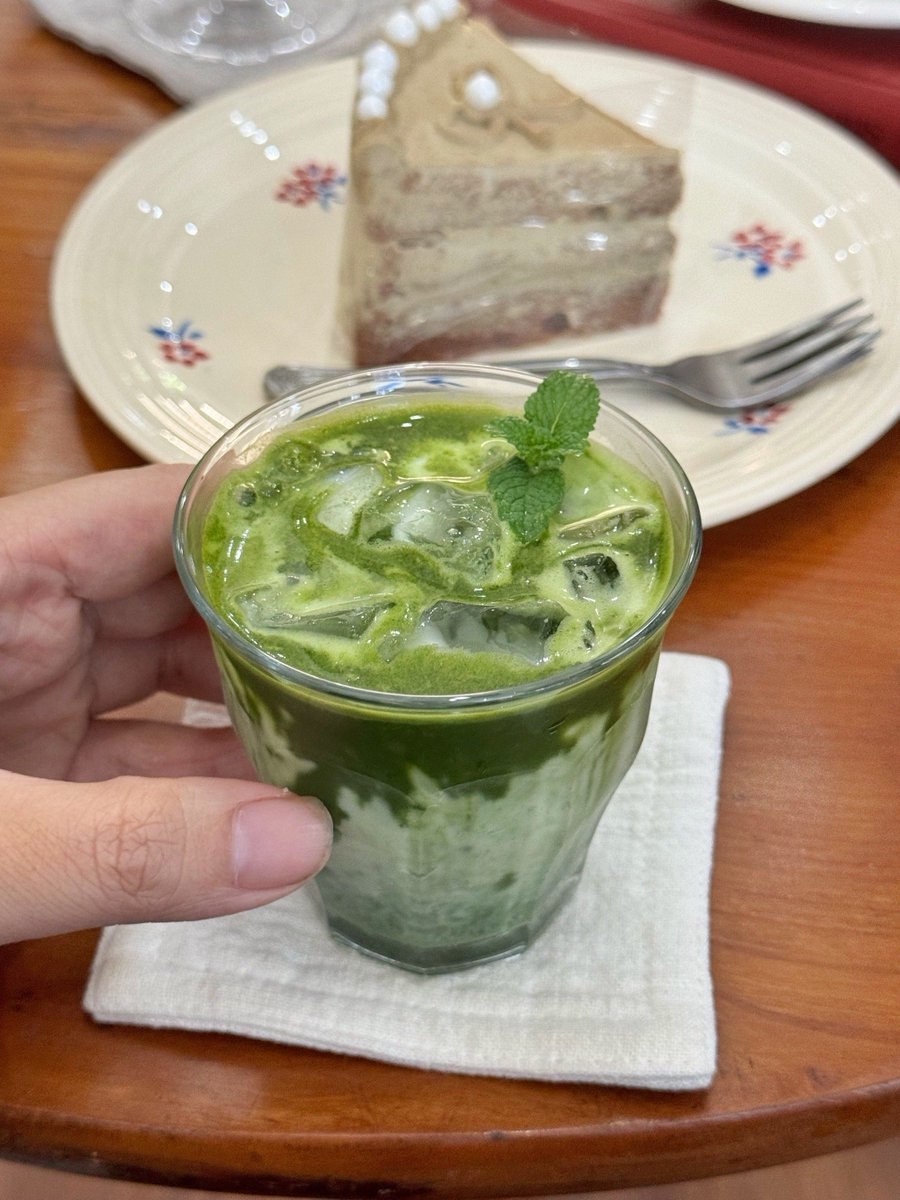 dumitru_miherea's tweet photo. Make iced matcha latte in 2 mins! Whisk matcha powder + hot water, pour over ice, top with oat milk. Creamy, earthy, perfect morning pick-me-up https://t.co/nnhrjCYFFJ