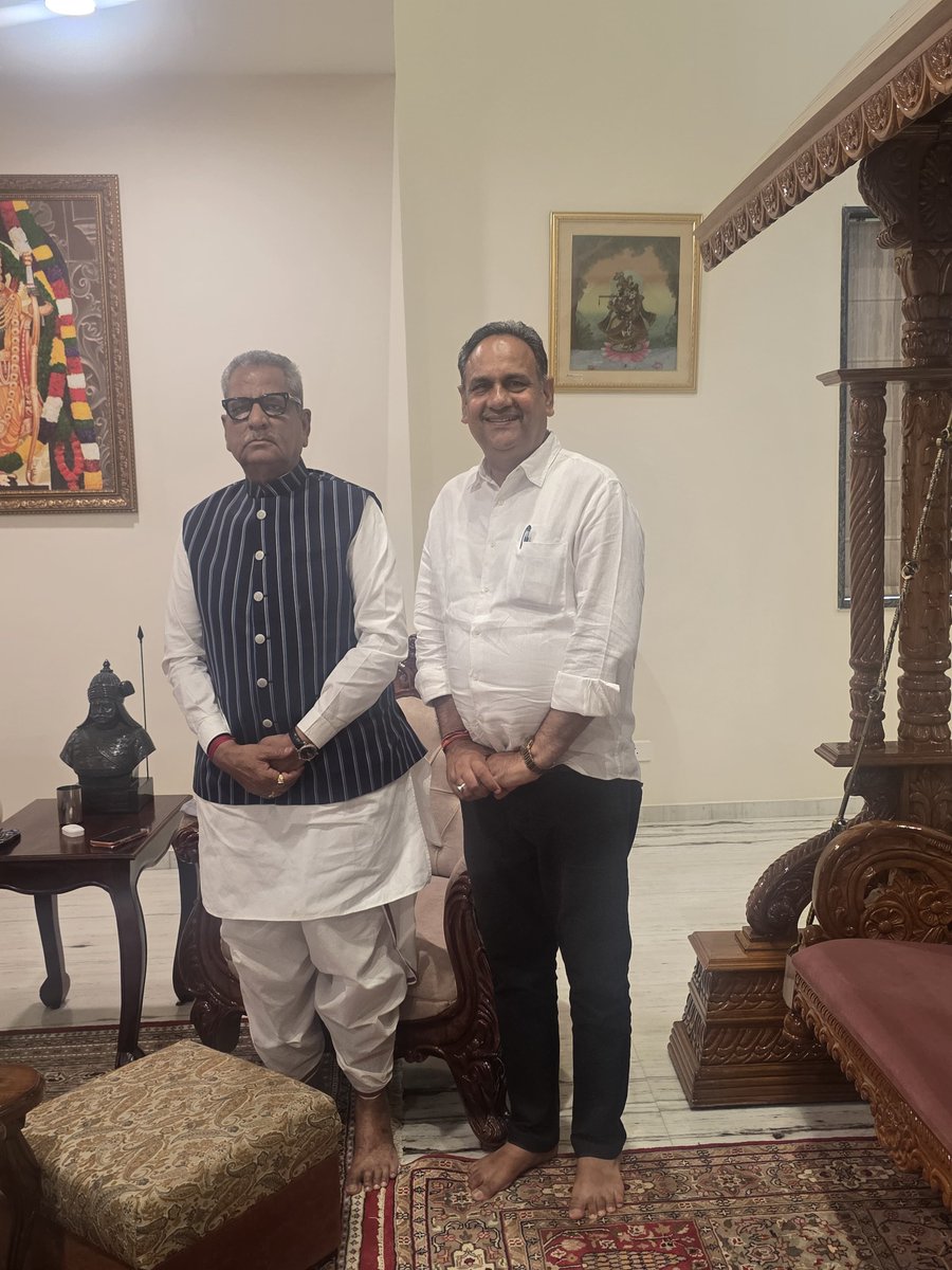 DeviSinghBJP's tweet photo. सिक्किम के माननीय राज्यपाल एवं वरिष्ठ राजनेता श्री ओम प्रकाश माथुर जी के जयपुर स्थित निवास पर उनसे आत्मीय भेंट हुई। इस दौरान विभिन्न विषयों पर सार्थक चर्चा हुई। उनका मार्गदर्शन एवं अनुभव सदैव प्रेरणादायी है।

#OmPrakashMathur #GovernorOfSikkim #Sikkim #BJP https://t.co/BMbTRuax4a