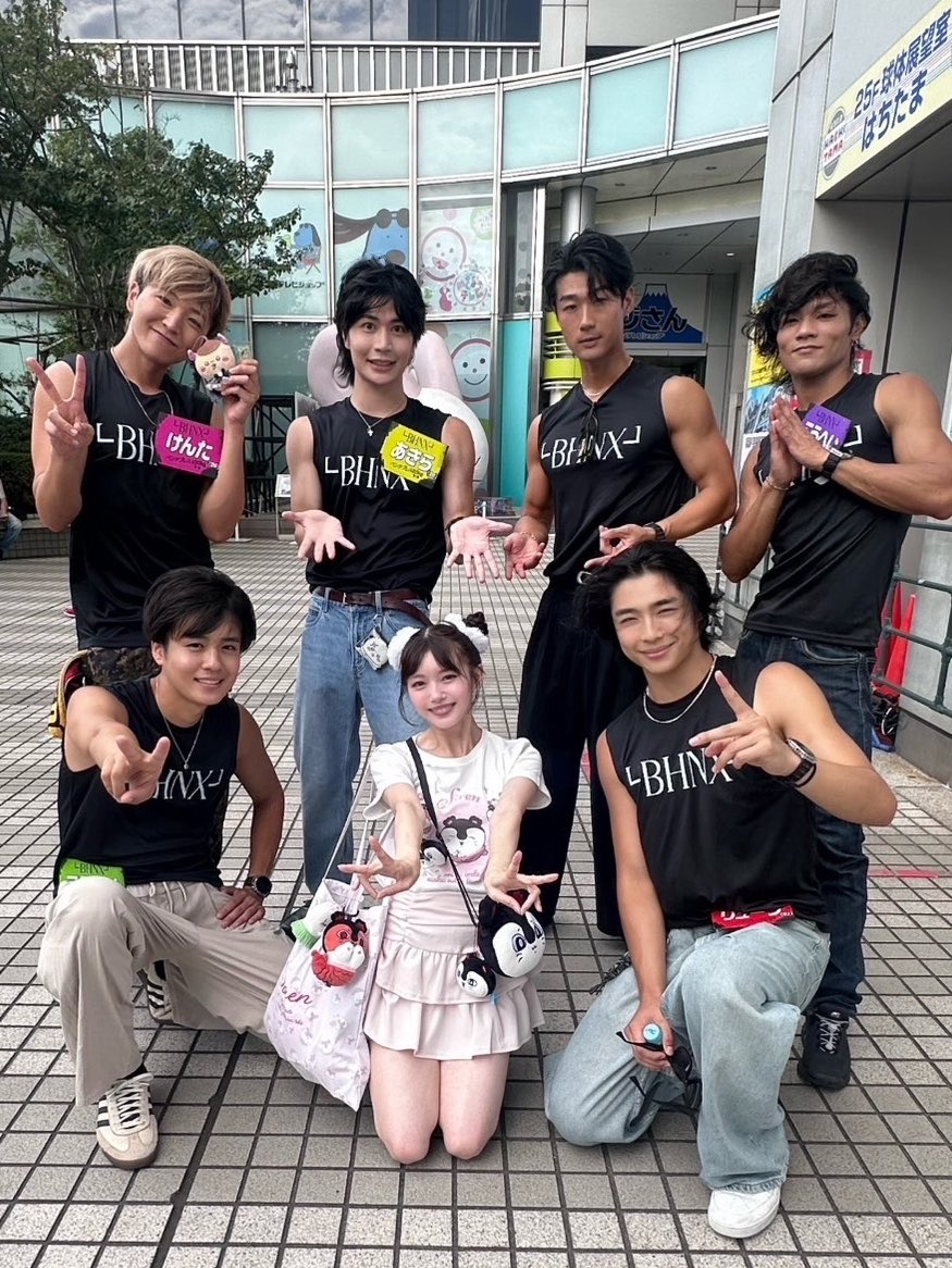 miorin_lemon212's tweet photo. #お台場ファンライジング へ行ってきました☺️✨

└BHNX┘(ビーハンクス)さんコラボプロテイン飲んだよ🥤
メンバーの皆さんとお写真撮っていただきました✨

23日にも└BHNX┘さんのLIVEが見られるそうです‼︎しかも観覧無料‼︎

フジテレビさんにて23日(日)まで❣️
皆んなも行ってみてね‼︎ #BHNX https://t.co/sW8MlHq3FB