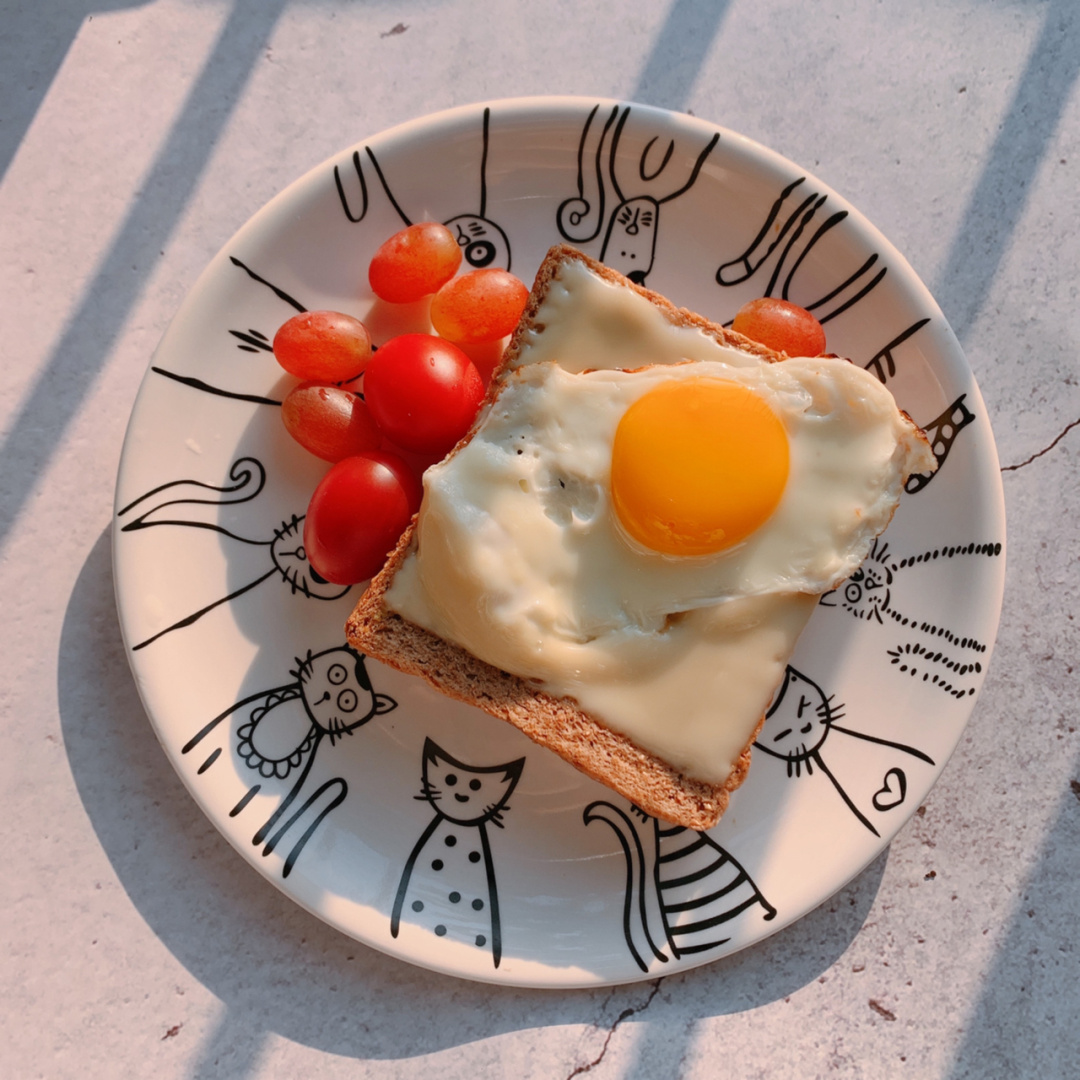 IsabelleSuare18's tweet photo. Cozy weekend breakfast: fluffy scrambled eggs with a side of ripe cherry tomatoes and a warm slice of sourdough. Slow mornings hit different!， https://t.co/MYcOIaH4ou
