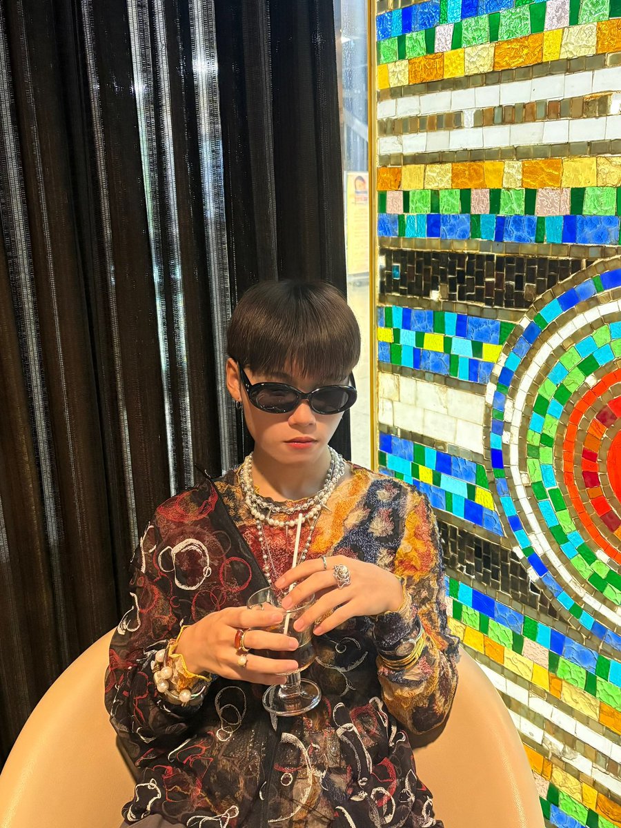 pvpom's tweet photo. サングラス似合ってるよね俺 https://t.co/RsslvxsMEx