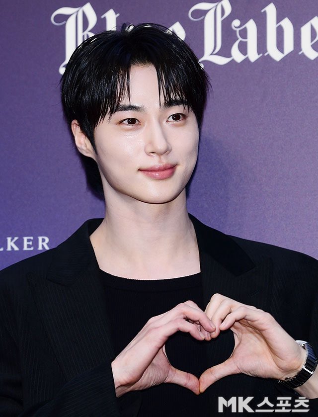 woohyepics_'s tweet photo. 260821 #ByeonWooseok at the Johnnie Walker Blue Label “THE BLUE ROAD: ROUTE TO SUCCESS” Pop-Up 💙 (2) https://t.co/htyjZtJJaU