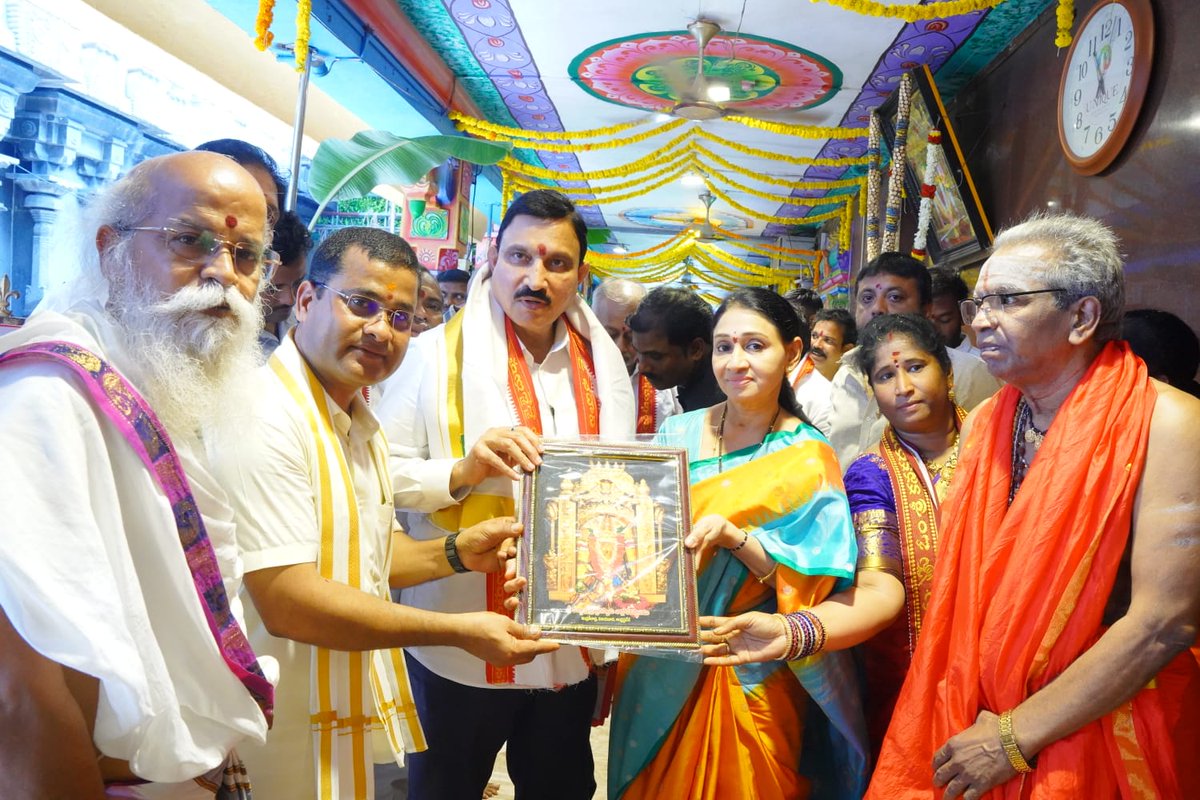 yschowdary's tweet photo. శ్రావణ శుక్రవారం పురస్కరించుకుని కుటుంబ సమేతంగా ఇంద్రకీలాద్రి శ్రీ కనకదుర్గమ్మ వారిని దర్శించుకుని ప్రత్యేక పూజలు చేశాను.

ఆలయ అధికారులు, పాలకమండలి సభ్యులు మరియు కూటమి నేతలు సాదరంగా స్వాగతం పలికి అమ్మవారి చిత్రపటం, తీర్థప్రసాదాలు అందజేశారు. దుర్గమ్మ తల్లి ఆశీస్సులు ప్రజలందరిపై నిరంతరం ఉండాలని భగవంతుడిని ప్రార్థించాను.