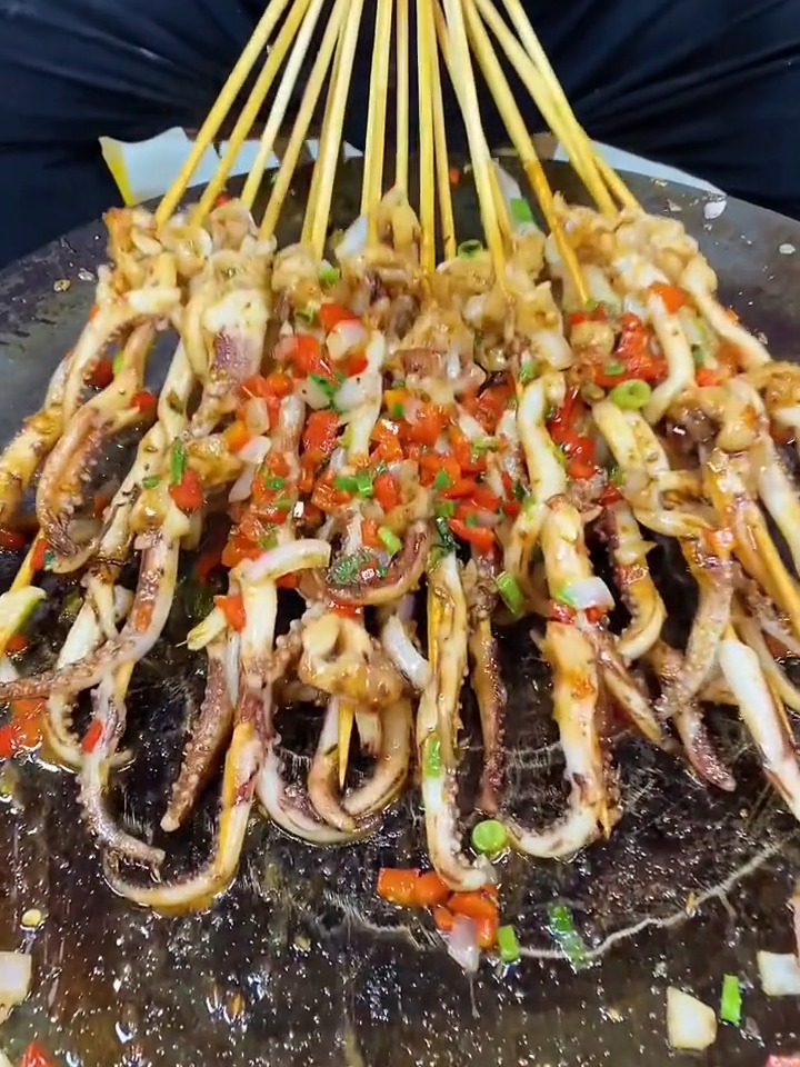 Aintha5's tweet photo. Craving late-night street snacks These crispy fried squid skewers with spicy chili flakes hit different! ， https://t.co/dpSaSLMEK6