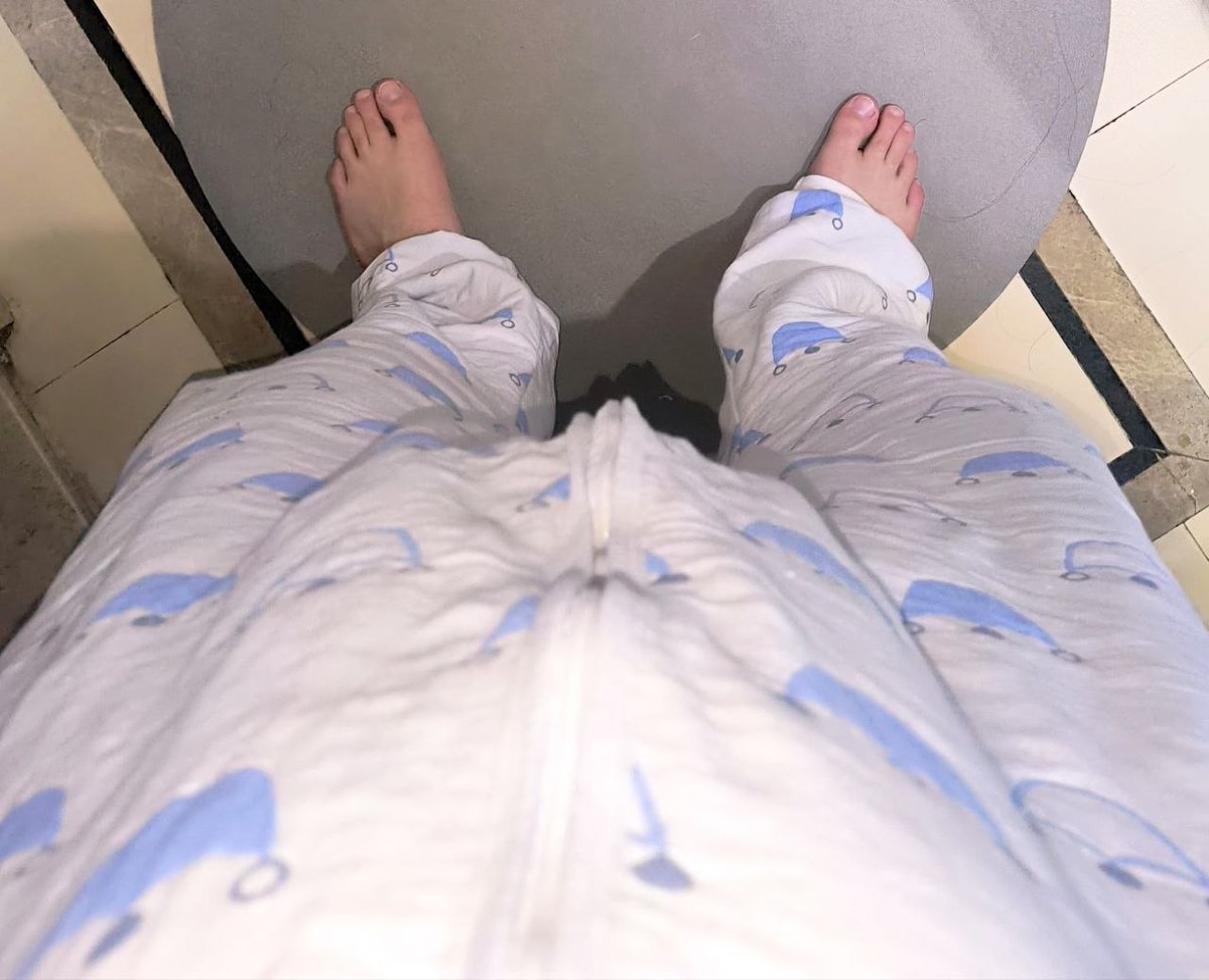 Capybalalover's tweet photo. #ABDL #尿布 #纸尿裤 #拉拉裤 #深圳 #深圳ABDL #DL 

我新连体衣下面是一片厚厚软软的粉色尿布，上面还有可爱的小猫咪～ 我好喜欢这个牌子哦！

Rearz Omutsu Purrfection are amazing. https://t.co/5scAwlMagT
