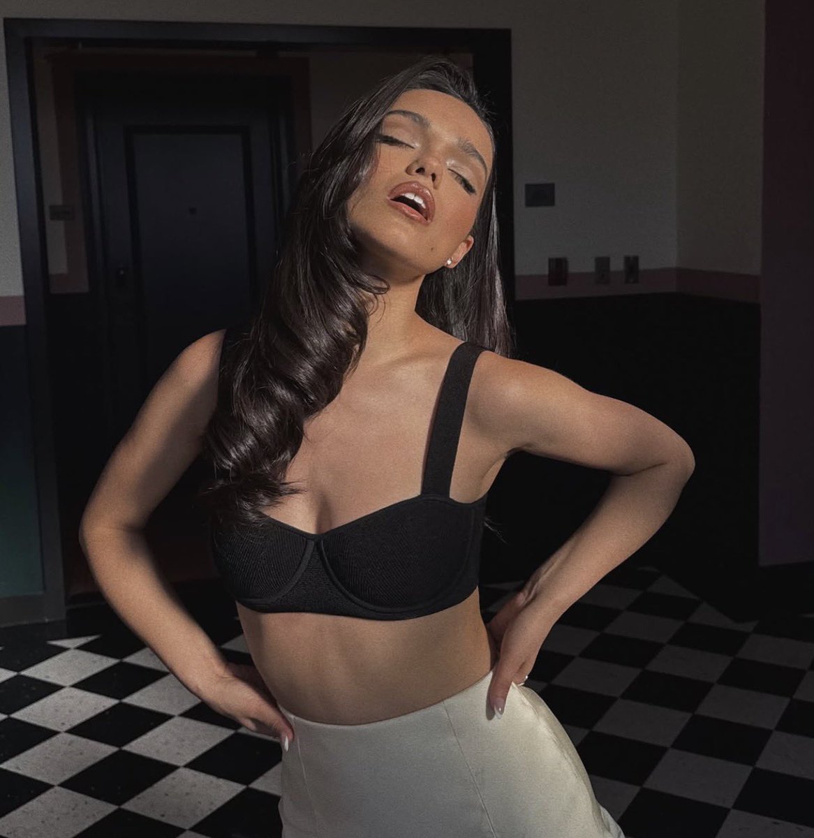 PopBase's tweet photo. Rachel Zegler looks stunning in new photo. https://t.co/KBW7Q3IfBk