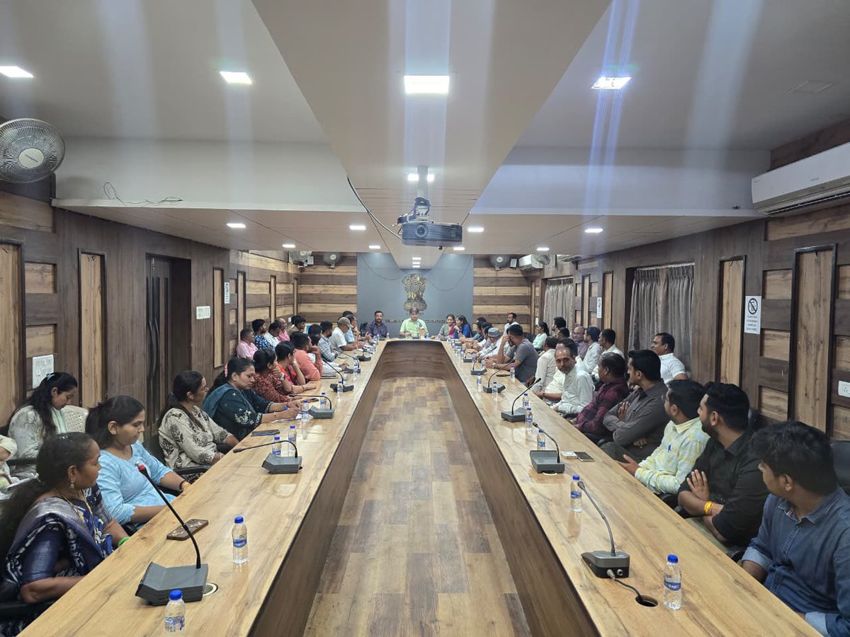 MLASandipDesai's tweet photo. ચોર્યાસી તાલુકામાં સમાવિષ્ટ વિવિધ ગામોમાં સરકારશ્રીની વિવિધ યોજના અને અનુદાન અંતર્ગત નાણાકીય વર્ષ - ૨૦૨૬ - '૨૭માં અંદાજિત ₹૨૫૮.૫૦ લાખના ખર્ચે મંજૂર થયેલ વિવિધ કામોના કાર્ય આદેશ (વર્ક ઓર્ડર) વિતરણ કાર્યક્રમ આયોજિત કરવામાં આવેલ જેમાં ચોર્યાસી વિધાનસભામાં સમાવિષ્ટ ૧૦ ગ્રામ
(1/4) https://t.co/mW6zcBB4aU