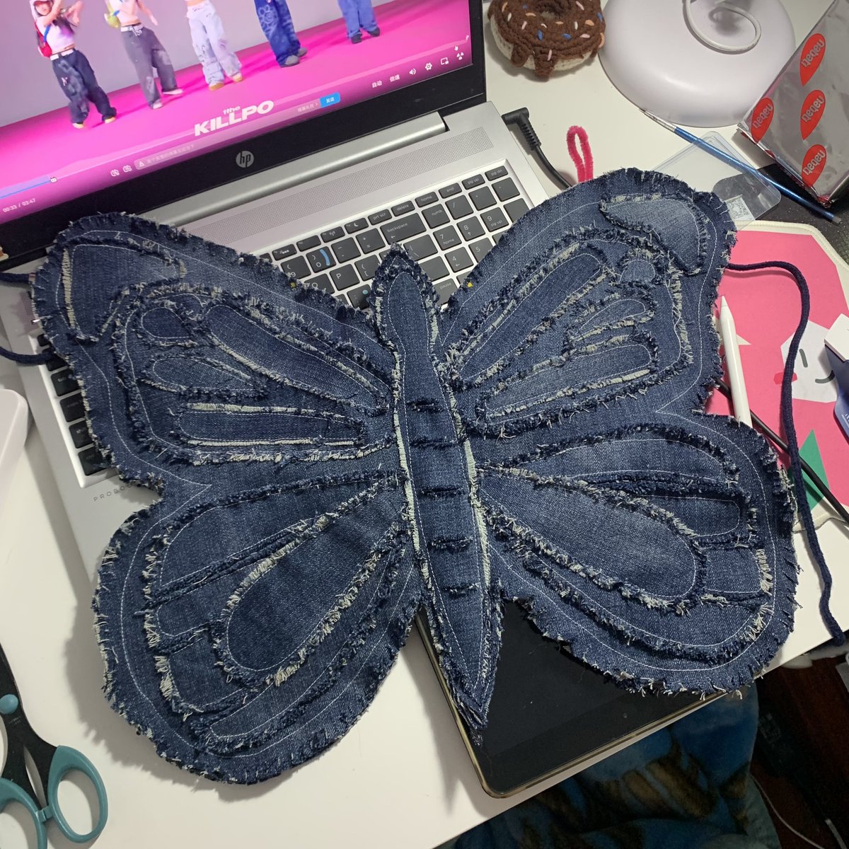 creature_builds's tweet photo. Just upcycled old denim jeans into a cute laptop sleeve with basic stitches + patches! Saved money and added personal style  #DIYCrafts， https://t.co/rQ1uQ2aqQq