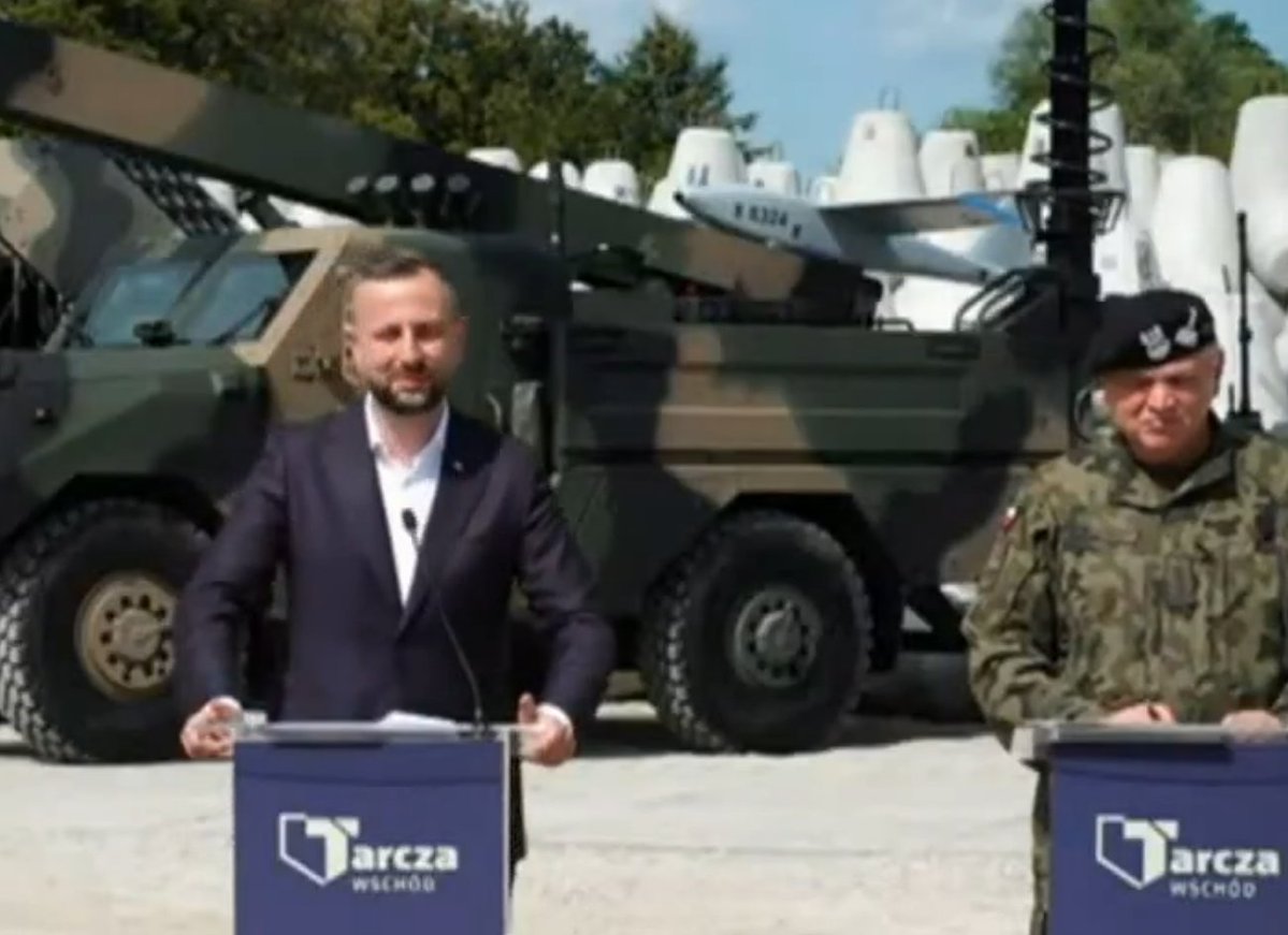 Liziniewicz's tweet photo. No więc ustalmy. PSL zerwało z robieniem polityki na tle wojska. Była wielka zmiana w 2023 roku. Tymczasem dzisiaj wojsko dostarczyło do tła pojazdy i kolce, które na tą okazję przewieziono z Węgorzewa do Giżycka. Wszystko by konferencja wypadło godnie, minister był zadowolony i może pochwalił dobrym słowem. Ehhhh
