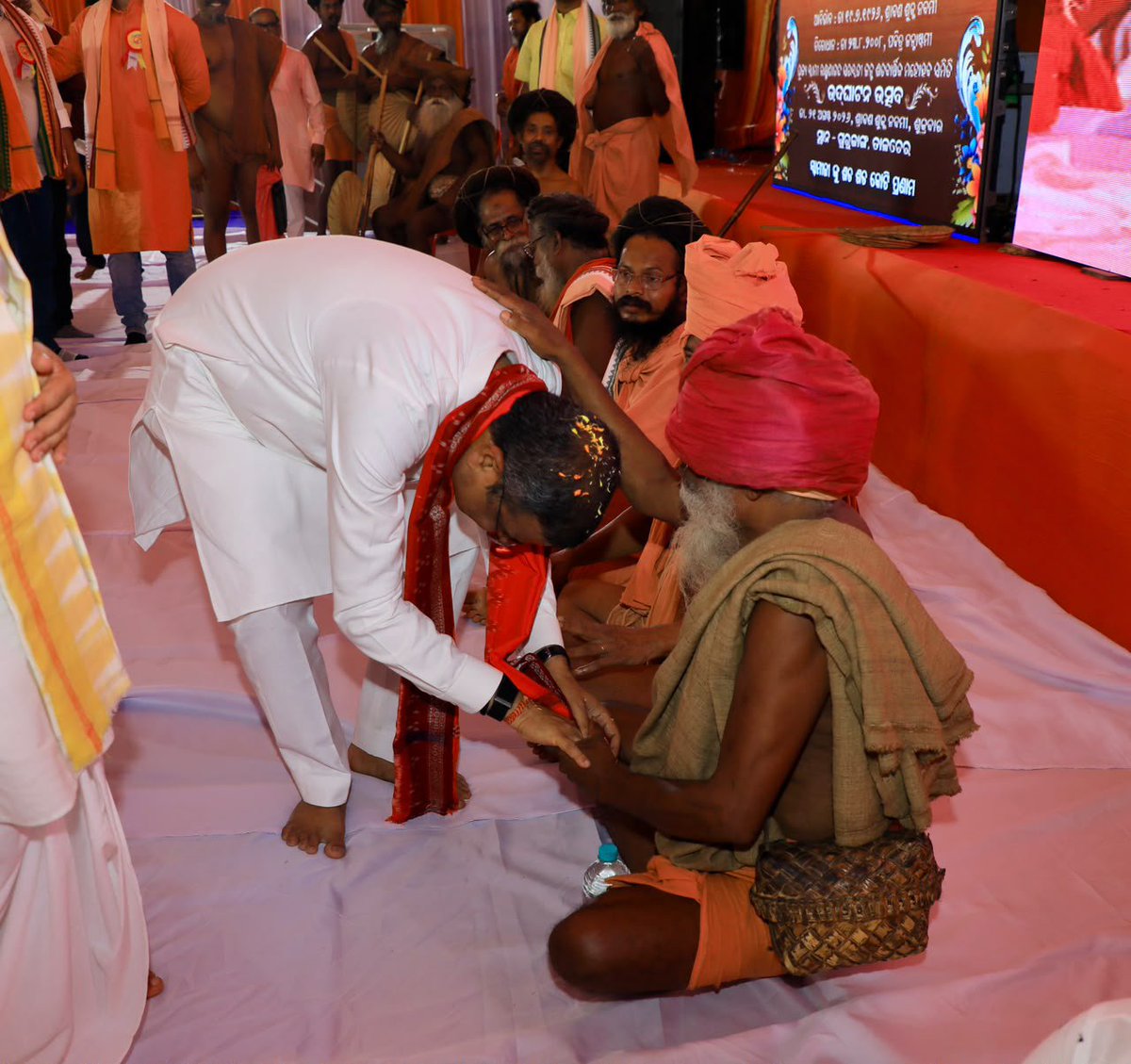 dpradhanbjp's tweet photo. ଯୁଗପୁରୁଷ ସ୍ୱାମୀ ଲକ୍ଷ୍ମଣାନନ୍ଦ ସରସ୍ୱତୀ ଜୀଙ୍କ ପବିତ୍ର ଜନ୍ମ ଶତବାର୍ଷିକୀ ସମାରୋହରେ ପୂଜ୍ୟ ମହିମା ଅଲେଖ ସନ୍ଥମାନଙ୍କ ସାନ୍ନିଧ୍ୟ ଓ ଆଶୀର୍ବାଦ ଲାଭ କରିବାର ସୌଭାଗ୍ୟ ପ୍ରାପ୍ତ ହେଲା।  ସମାଜ ସେବା, ଆଧ୍ୟାତ୍ମିକ ଚେତନାର ଜାଗରଣ ଏବଂ ସେବା ମାର୍ଗରେ ନିରନ୍ତର ଆଗକୁ ବଢ଼ିବା ପାଇଁ ସେମାନଙ୍କ ନୀତି-ଆଦର୍ଶ ଓ ମାର୍ଗଦର୍ଶନ ଆମ ସମସ୍ତଙ୍କ ପାଇଁ ପ୍ରେରଣା ।