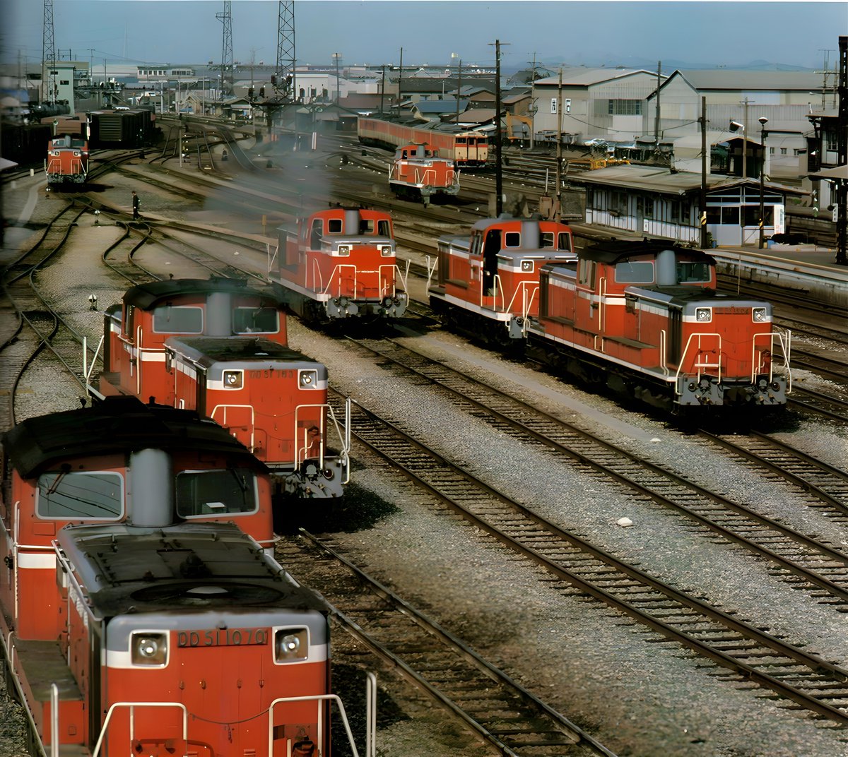 rei2012com's tweet photo. 1979年頃の国鉄直方駅構内（入換線）
石炭の貨車をけん引する蒸気機関車から貨物や客車の運用に入るディーゼル機関車で賑わっていた頃。
留置線にはDD51やDE10などの姿が見えますが、今は813系や819系などが停車しています。 https://t.co/PTgBP5RRDL