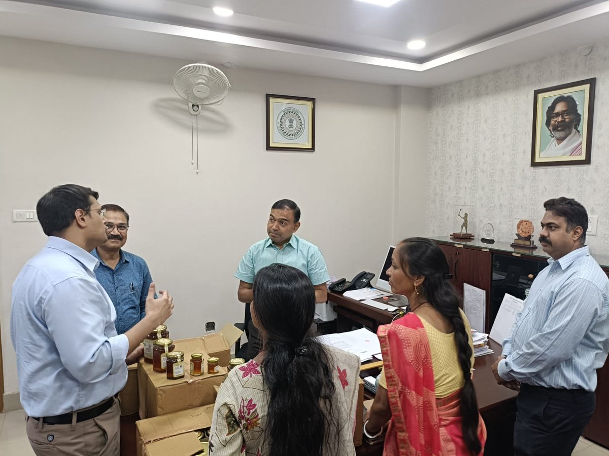 onlineJSLPS's tweet photo. Under the Honey Value Chain Initiative, Palash Honey Gold &amp;  Forest Honey were introduced by Jharkhand Madhu Ajeevika #FPO members of Ranchi to Secretary, @RDD_Jharkhand &amp; #CEO, @onlineJSLPS strengthening value addition &amp; market access.

@MoRD_GoI 
@HemantSorenJMM @DipikaPS https://t.co/W4yzxrZ0dM
