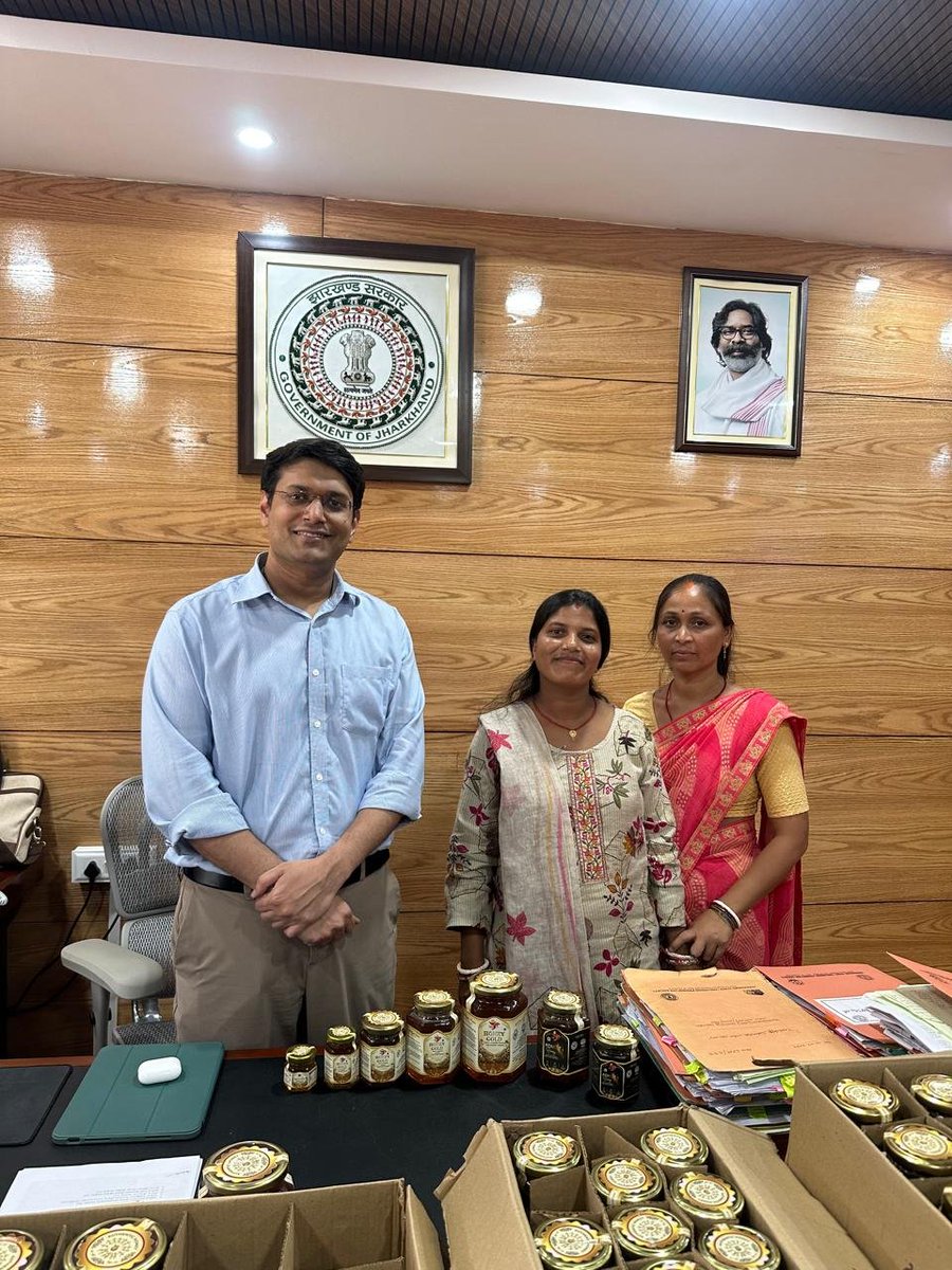 onlineJSLPS's tweet photo. Under the Honey Value Chain Initiative, Palash Honey Gold &amp;  Forest Honey were introduced by Jharkhand Madhu Ajeevika #FPO members of Ranchi to Secretary, @RDD_Jharkhand &amp; #CEO, @onlineJSLPS strengthening value addition &amp; market access.

@MoRD_GoI 
@HemantSorenJMM @DipikaPS https://t.co/W4yzxrZ0dM