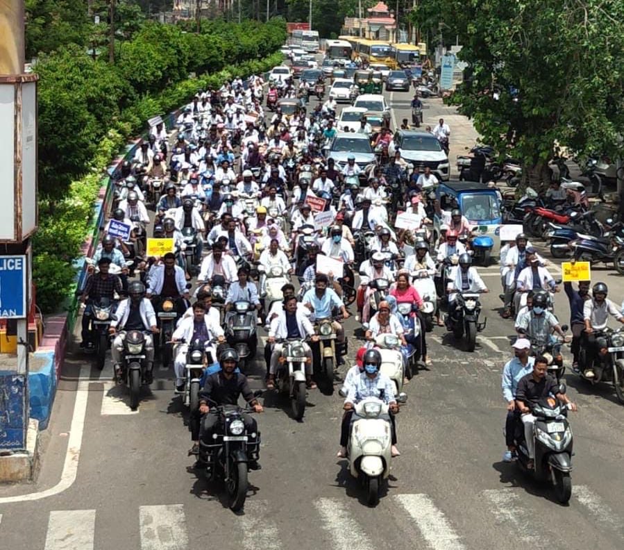 DrDhruvchauhan's tweet photo. South Indian states pay the lowest to Doctors compare to rest part of India.

Andhra Pradesh junior doctors (APJUDA) are on strike currently for their extremely low stipend and other basic rights 
They asked for around 20% stipend hike but in return what the govt is allegedly offering ? 
Only a 3% stipend hike, does the govt think doctors are beggars ? 

The Government’s own statement estimates that a 15% hike would cost approximately ₹88 crore annually which is just 0.5% of the ₹16,500-crore Health, Medical & Family Welfare budget but it’s about will power .
Requesting @AndhraPradeshCM @APDeputyCMO to listen to the basic demands of the doctors .