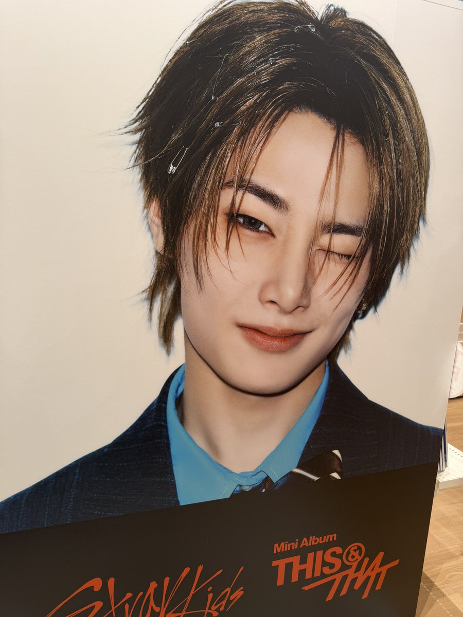 ri____kayu's tweet photo. また都会のHMV行ったらとっても素敵なでっかいイエニちゃんポスター貼ってて写真撮った。このビジュやっぱり大好き https://t.co/LBuzEN1YFw