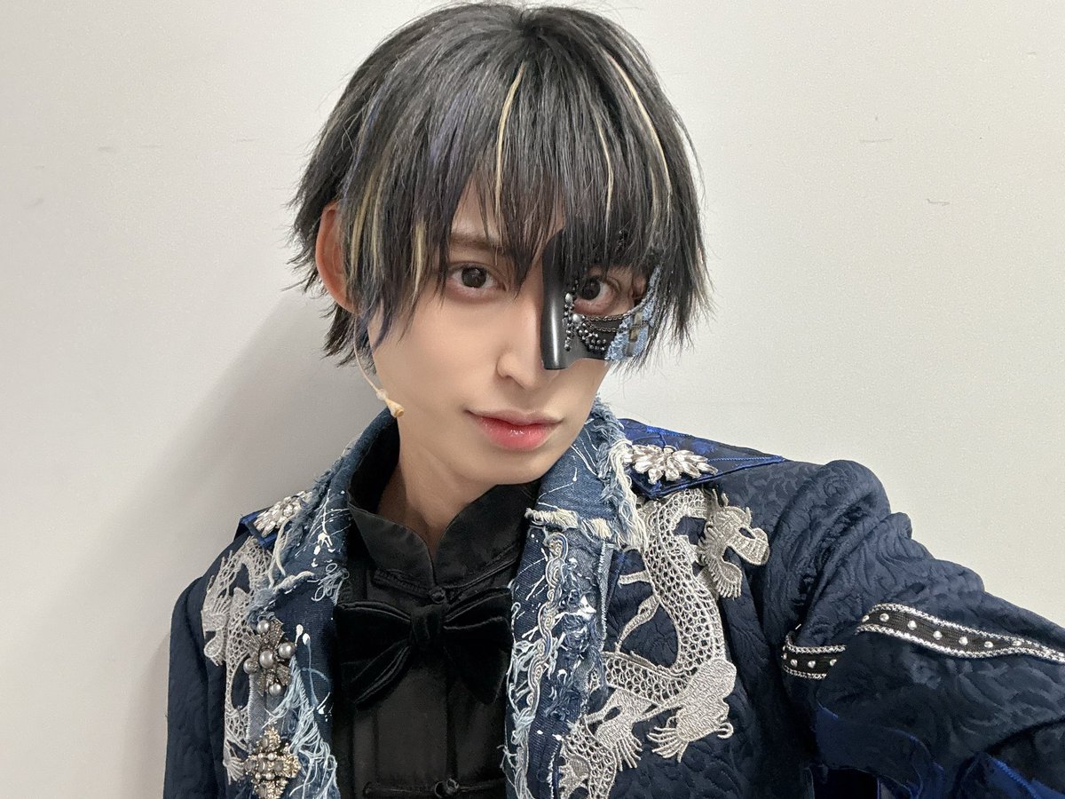 C1Wo705's tweet photo. 剣劇『三國志演技～蜀漢』
大阪公演3日目、ありがとうございました！！！
連日、劇場いっぱいに広がる熱い拍手と温かい眼差し……本当に、本当にありがとうございます。
明日も全力で向き合い戦っていきます！！

圭輔さんと📷
その大きな背中でいつも引っ張ってくださりありがとうございます！！！
心からの感謝と尊敬を込めて⚔️

#剣劇三國志