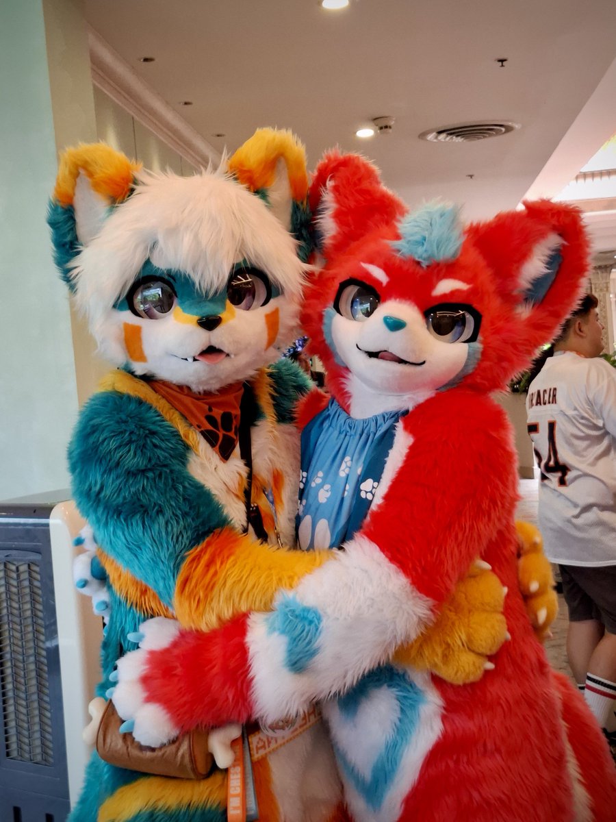 BothFelixfox's tweet photo. Mofumofu Family~ ๐ฆ๐๐ฆ
๐ฉท: @foxybearfoot
๐ธ: @albedos_hymnir
#FursuitFriday #mofumofufursuit #siampaws2026 #felixfox https://t.co/x3kzfiocNv