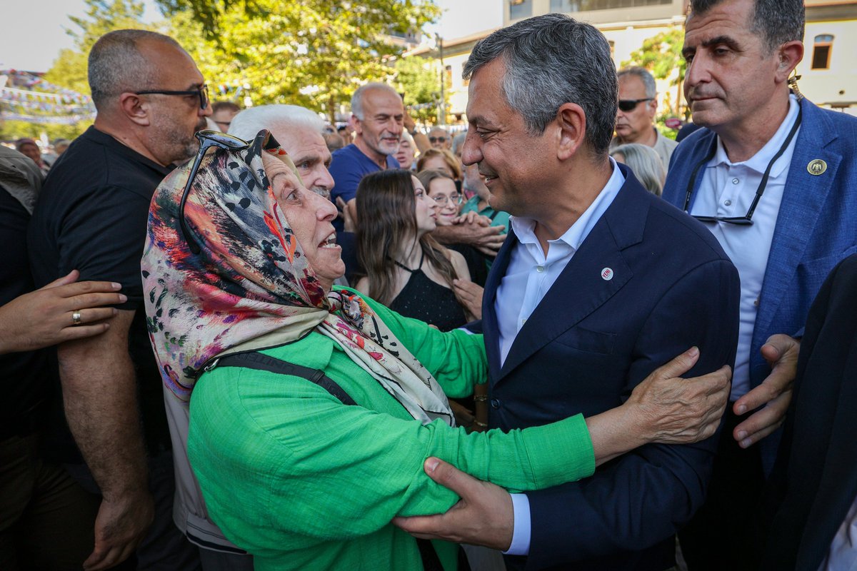 YeniPartiFoto's tweet photo. YENİ Parti Genel Başkanı Özgür Özel, Trabzon’da Cuma Namazını İskenderpaşa Camii’nde kıldı. Bir vatandaşın cenaze namazına da katılan YENİ Parti lideri Özel, Uzun Sokak’ta esnaf ziyaretinde bulunarak vatandaşlarla bir araya geldi. https://t.co/iSQE724ZFy