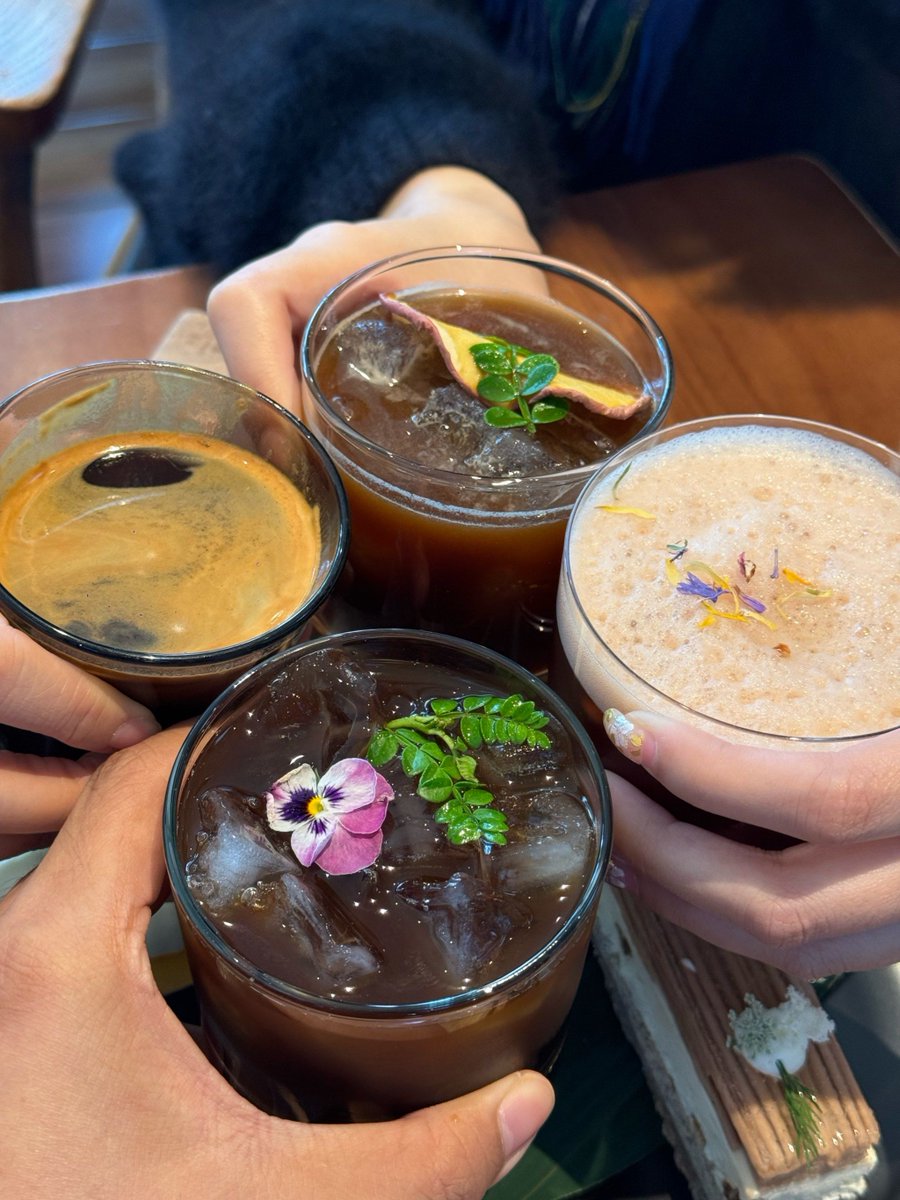 eomseongyo413's tweet photo. Hoy terminé todos los informes a tiempo y me tomé un café con el equipo al final del día. Gran día de trabajo!， https://t.co/R9NwbjgtI6