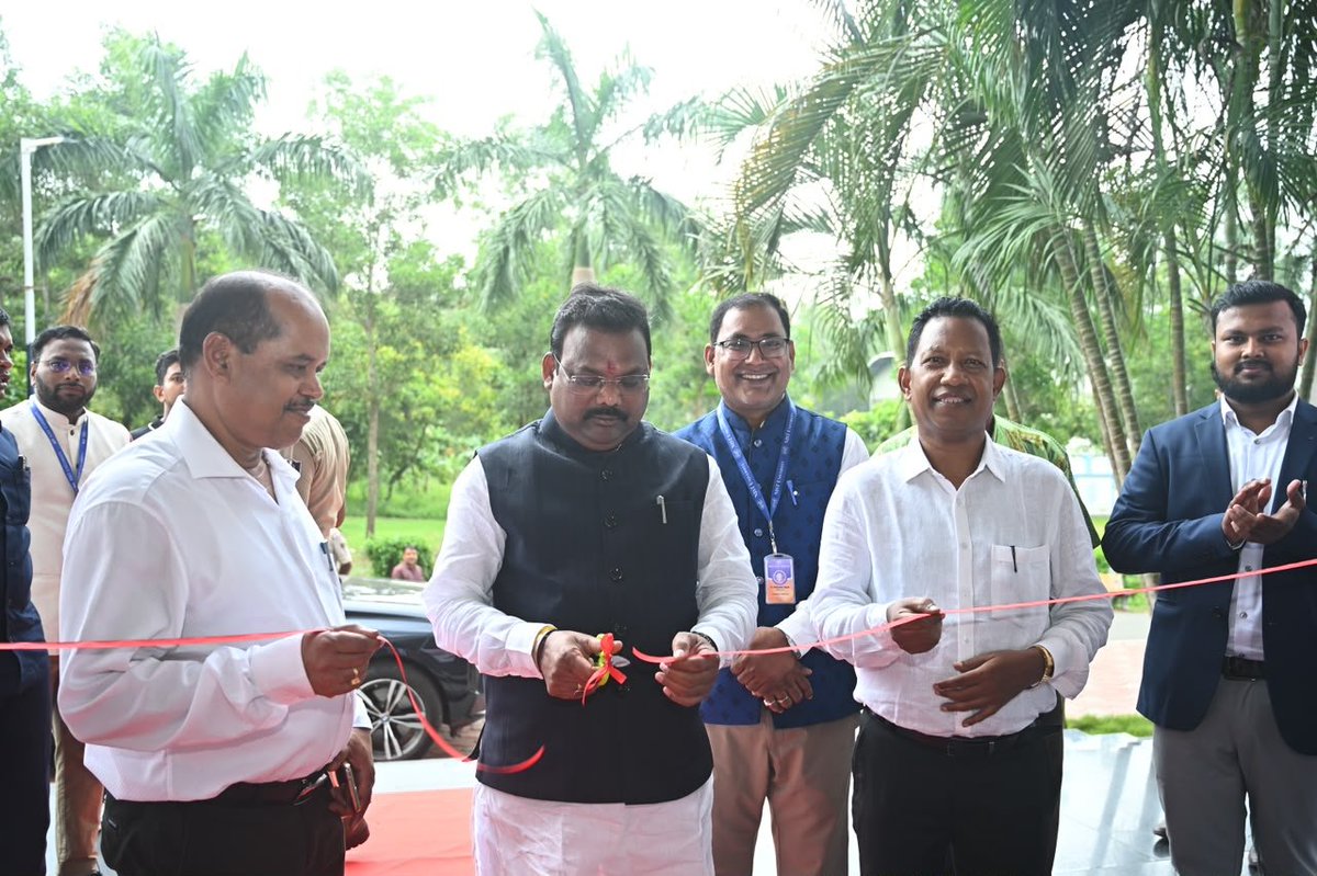startup_odisha's tweet photo. Startup Odisha successfully hosted the District Outreach Programme today at the vibrant NIST University campus in Brahmapur!

The event was inaugurated by Shri Gokulananda Mallick, Honourable Minister, MSME and FARD Department, Government of Odisha, who officially opened the startup exhibition and spent time visiting the various innovation stalls. His presence and encouragement inspired our young entrepreneurs to aim even higher.

It was a wonderful opportunity to witness the energy, creativity, and groundbreaking ideas of Odisha's budding innovators. Their prototypes and projects reflect the immense potential that exists across our state.
Startup Odisha remains committed to nurturing talent and building a strong entrepreneurial culture in every district of the state.

#StartupOdisha #Innovation #Entrepreneurship #MSME #ViksitOdisha #NISTUniversity #Brahmapur #GokulanandaMallick #StartupEcosystem

@cmo_odisha @gokulanandabjp @SecyChief
@msmedepartment @startupindia @SmrutiR2009
@Ganjam_Admin @NIST_University @NRDCIndia1953 @CIPETHO @DbtIls @IITBBSRREP @PhonePe