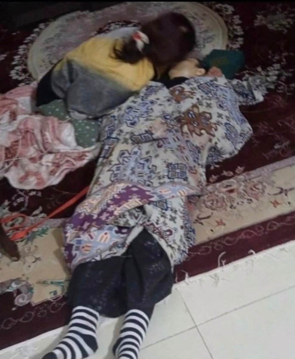 cyrus_shah_'s tweet photo. 🔴هنوز به این فکر میکنم مادری که تا صبح پیکر دخترشو از ترس دزدیده شدن بغل کرد چرا دنیارو تکان ندارد

‌ https://t.co/Zw6kg0aWFY