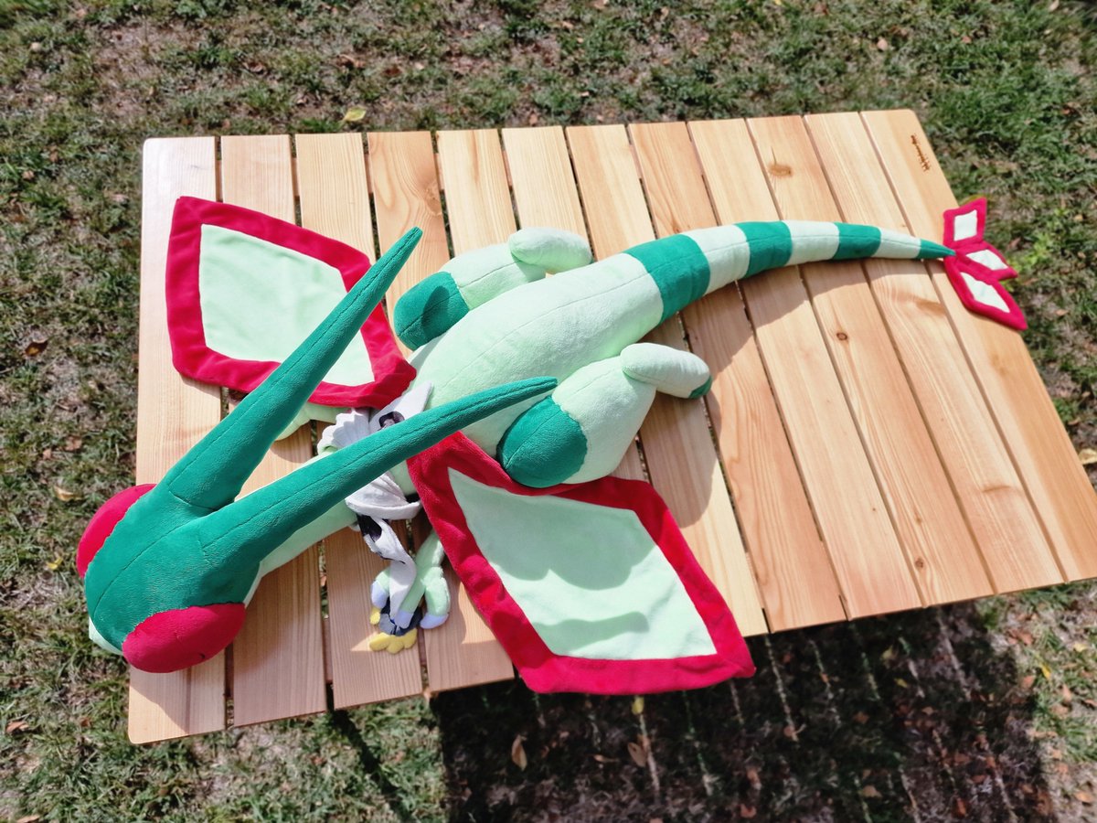 Kaerura7's tweet photo. Sleepy Flygon plush is done ! 💤

Flygon is one of my all time favorite, so I'm really happy doing a new one 4 years after the first one ! 😗 https://t.co/A2c45BU1va