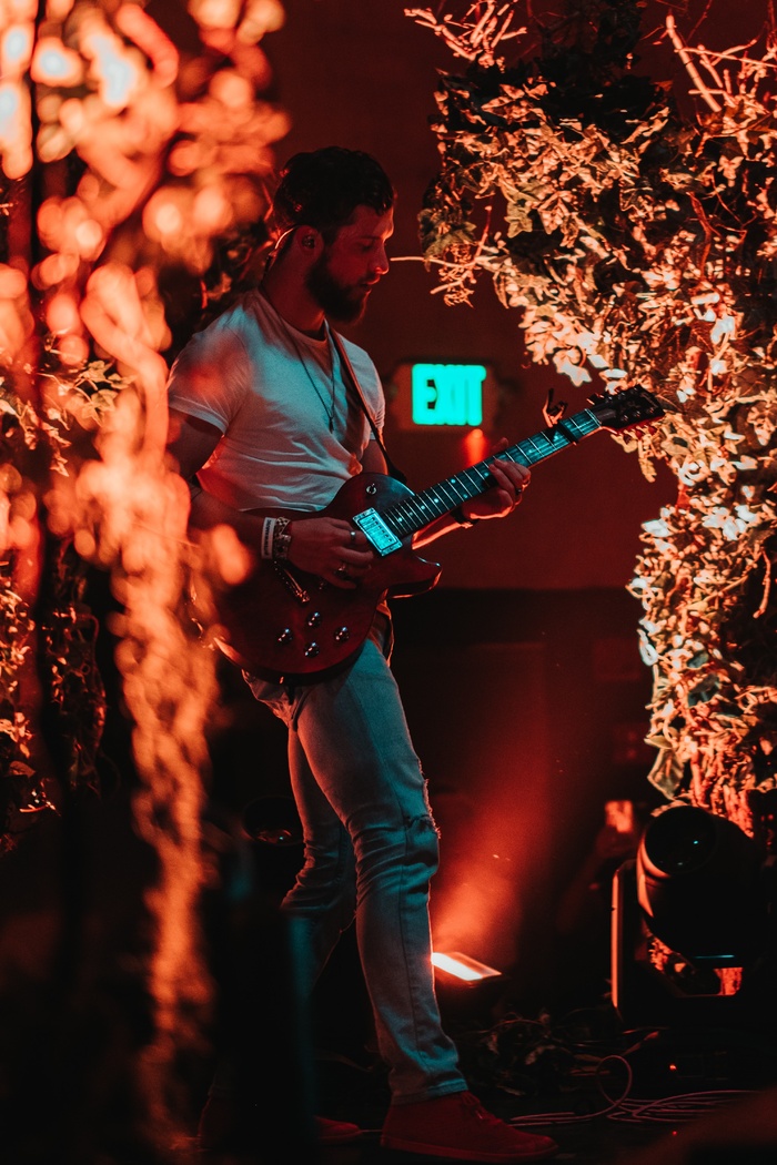 FelipeA30938913's tweet photo. Lost in the warm rhythm of this acoustic set—nothing hits quite like live music that makes your soul feel light ， https://t.co/cxTuqHUhVs