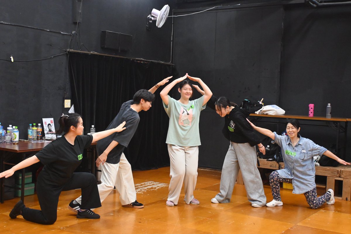bunkaza226's tweet photo. 🎭 演劇ワークショップ、無事終了しました！

本日、劇団文化座アトリエにて演劇ワークショップを開催しました！

ストレッチやゲーム、身体を使った表現、写真を使った芝居など、参加者の皆さんと一緒にさまざまなワークに取り組みました。

参加者の皆さんが積極的に楽しみながら参加してくださり、劇団員にとっても楽しく、たくさんの刺激をいただいた時間となりました！

ご参加いただいた皆さま、本当にありがとうございました！✨