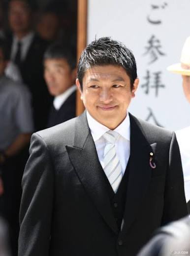yatowaresabu's tweet photo. 推す以上は、国会質疑も全部追う
党首討論も全部見る
それが推し活する方の責任
推すだけ推して、国会も見ない、あとは知らないなんて無責任なことは俺はしたく無い

国会に立つ姿を全部見た上で、それでも考えは変わらない

彼こそが、日本のリーダーに相応しい
異論でも反論でも好きにしてくれ
なんとでもどうぞ

彼が諦めたら、俺も日本を諦める
...かもしれない

神谷さんは、俺らに火をつけた責任をとってもらう
必ず押し上げる
握手してもらって、頑張って！って言ったら
「一緒に頑張りましょう！」
って言われたの、一生忘れない

とても大きくて、温かい手だった🟠
#神谷宗幣
