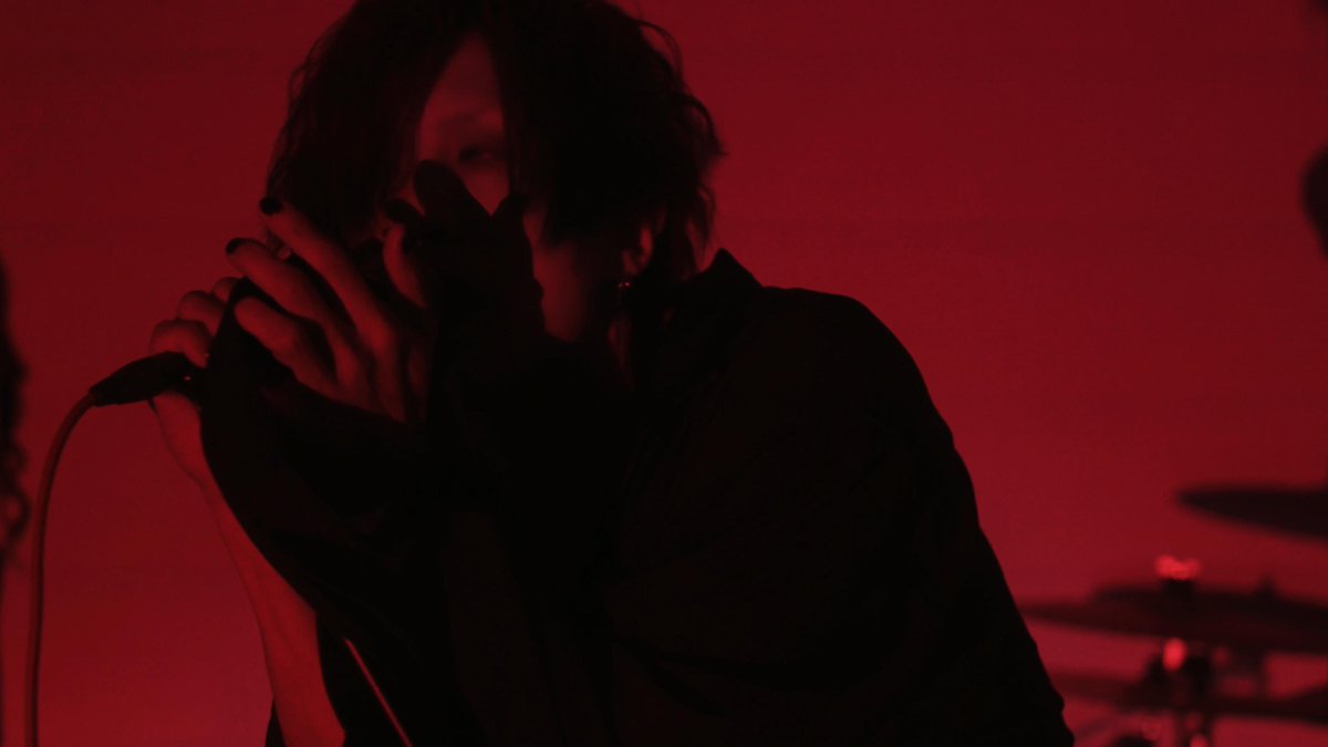 DRAMAticEND__'s tweet photo. 🫀「melt/away」MUSIC VIDEO公開‼️

ー救いなんて最初から
ここには無かったみたいだー

🎥MVフル
https://t.co/SvRowHzGoF

━━「melt/away」 Music Video━━

Vocal：aika @aika_DtE 
feat.
Guitar：夢時
Bass：Laana(yesAND)  @Laana_bass 
Drum：ヤスダヨシキ(WOMCADOLE) @yasuda_dole 

🎧DL購入、サブスク
https://t.co/hfjEERnYe0

#Newrelease #jrock #jpop #DRAMAticEND #meltaway #孤独の群れ