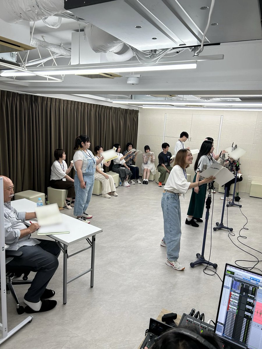 apteLab2026's tweet photo. 【レッスン情報🎤】
亀山音響監督によるレッスン風景！！
アフレコ実習を通して全アプトラボ生を指導していただいてます✨

#声優養成所 #アプトプロ #アプトラボ https://t.co/nfTcnF9Ca8