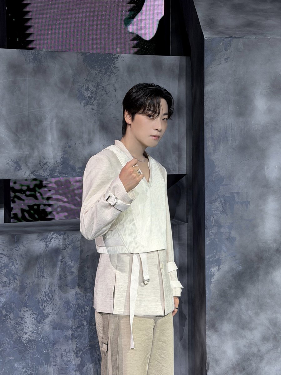 ONF_offcl's tweet photo. 𝑺𝒑𝒆𝒄𝒊𝒂𝒍 𝑺𝒕𝒂𝒈𝒆 𝒇𝒐𝒓 𝑭𝑼𝑺𝑬🧡

#온앤오프 #ONF
#이션 #E_TION
#ONF_OpenTheDoor #OpenTheDoor
#ONF_MY_SELF https://t.co/M0E6SJKh4V