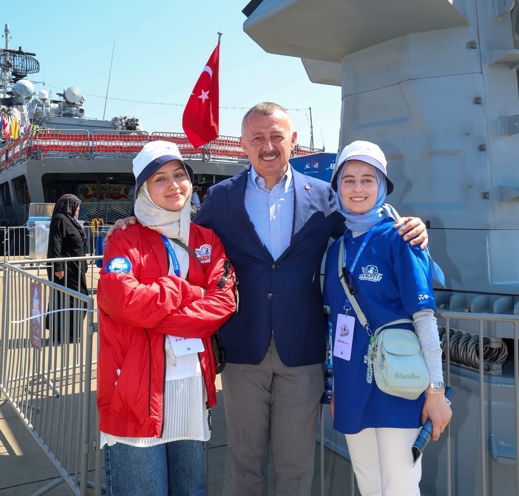 tahirbuyukakin's tweet photo. Ulaştırma ve Altyapı Bakanımız Sn. Abdulkadir Uraloğlu ile #TeknofestMaviVatan heyecanını hemşehrilerimizle paylaştık. 

Alanda gerçekleştirilen nefes kesici tatbikatı izledik; geleceğin mühendisleri, teknolojiye gönül veren gençlerimiz ve kıymetli hemşehrilerimizle kucaklaştık.

Milli Teknoloji Hamlesi’nin bu büyük coşkusuna, sanayinin ve inovasyonun başkenti Kocaeli’mizde ev sahipliği yapmaktan büyük gurur ve memnuniyet duyuyoruz.

Gelecek burada, heyecan Kocaeli’de! 🇹🇷