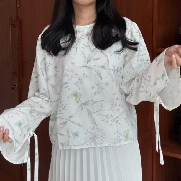jsongseongs's tweet photo. akhirnya nemu blouse putih secantik ini 😭💖 https://t.co/SgqSM1v3IL