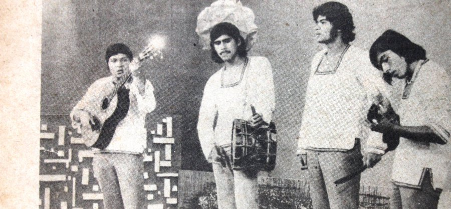 HistoriasAl_SV's tweet photo. 21/08/1975. Fundación del grupo Yolocamba I Ta. De izquierda a der: Paulino Espinoza, Roberto Quezada, Manuel Gómez y Franklin Quezada. Primera formación que duró desde agosto de 1975 a inicios de 1977. 
📷e info: FB. Apuntes para una historia. https://t.co/27Dqk085WB