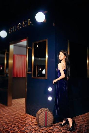 cdramastatioon's tweet photo. Before #ZhaoLusi become top tier like you claim she also do 3-4 dramas hoping for a hit to attract brands right? Don't you remember she used to carry Gucci,show of her outfit style with Gucci, the act to attract brand for endorsement, how desperate she is yet she doesn't get  it? https://t.co/JXTOQ9jOmx