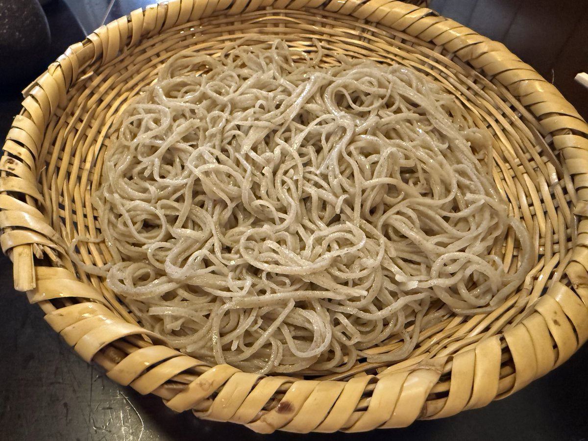BlueMoo00226550's tweet photo. 長野・松本、お昼は地元の超人気店で美味しいお蕎麦を堪能😋外で炎天下に1時間近く待たされたけど、待った甲斐があるほど美味しかった😆✨🍜
#野麦 https://t.co/CaD3euH7Vd