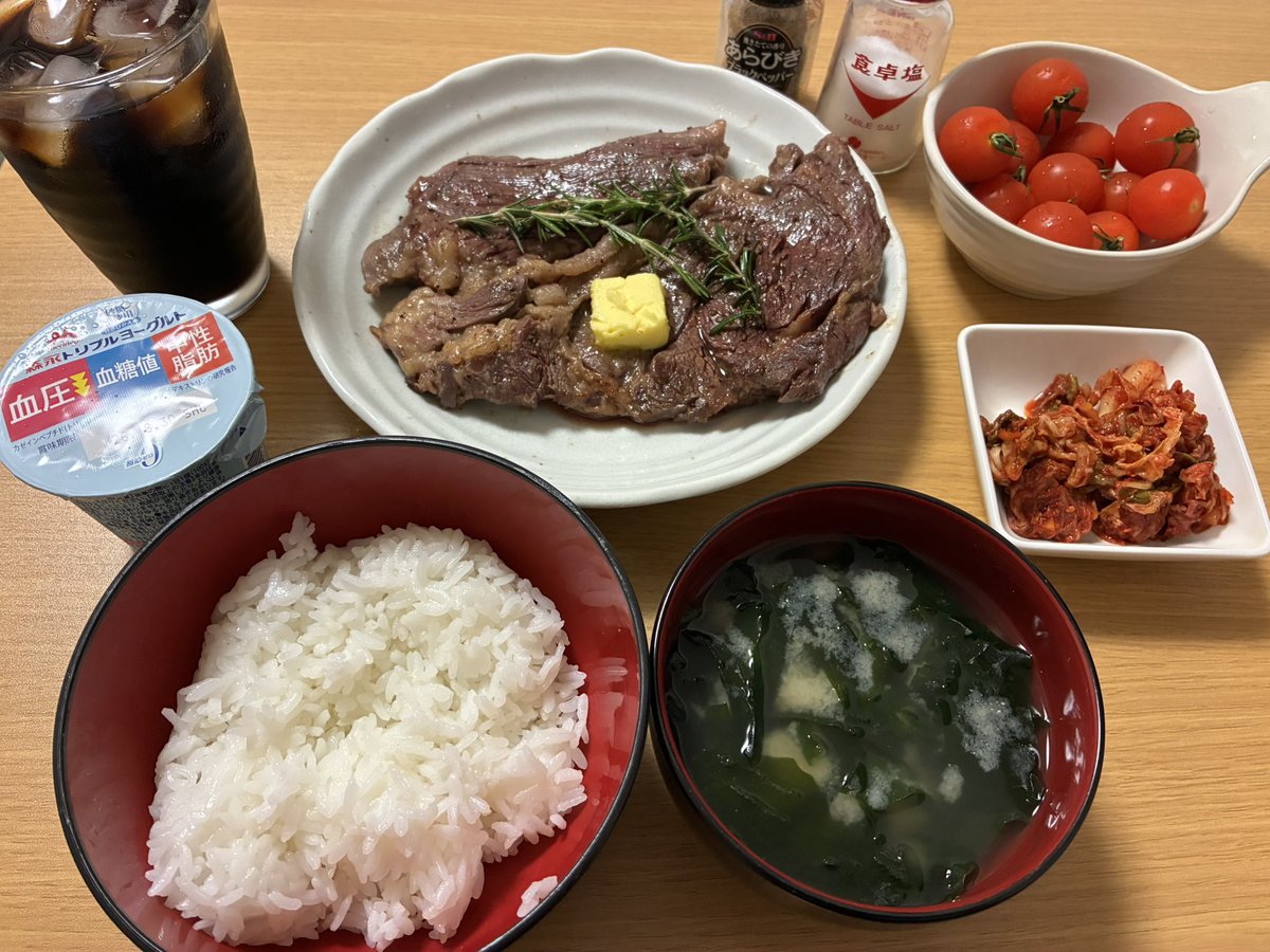 kenki_kids's tweet photo. 中年独身の金曜日の仕事終わりの晩飯。
自宅で焼いたオーストラリア産ステーキ。 https://t.co/B39A74mW9K