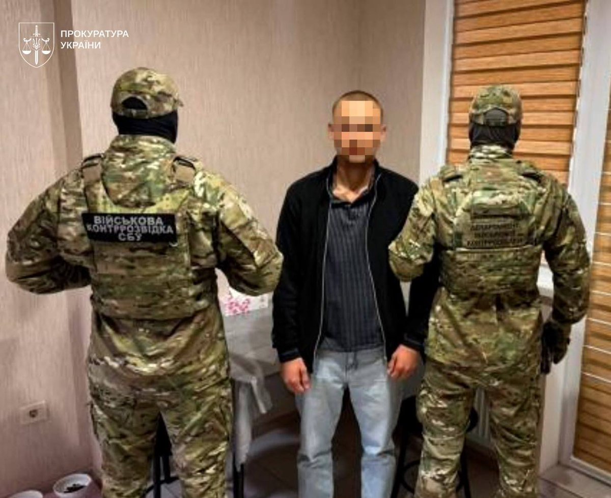 Rezerv8's tweet photo. Офіцер, командир групи спецпризначення Нацгвардії із Одеси виявився агентом військової розвідки рф

За 1000 баксів він надав спецслужбам рф доступ до системи «Дельта», де зберігаються розвіддані та закрита інфа, зокрема і про заходи з планування, підготовки та здійснення бойових операцій.
Пізніше зрадник мав ще й виготовити вибухівку для здійснення теракту. Крім того, він фіксував на відео результати диверсійних дій рф в Одесі та підпалював військові авто.