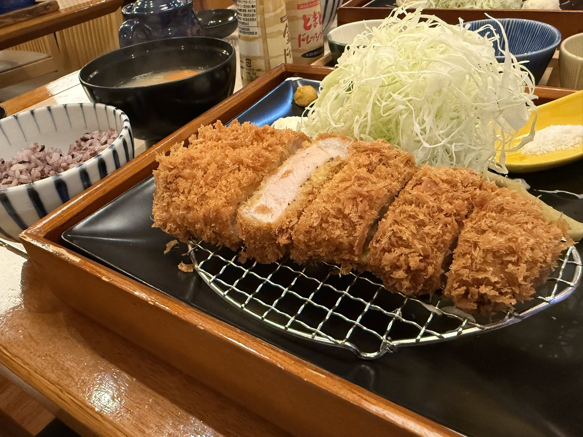 protatu's tweet photo. この1ヶ月で5キロぐらい痩せてしまったw
なのでとんかつ食ってスタミナ付けなきゃだよ😋 https://t.co/bD336HNiZA