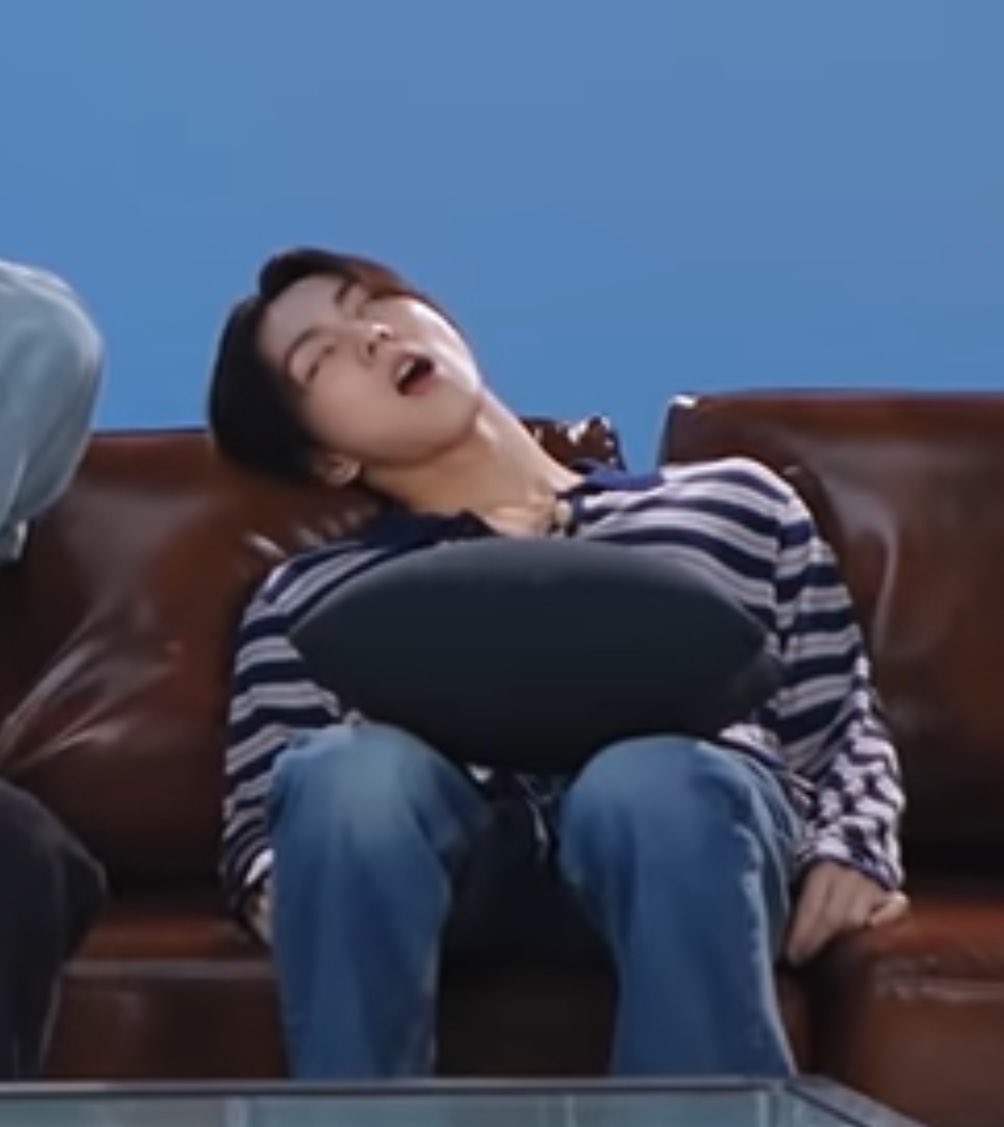 shoonheree's tweet photo. the picture                vs.            the reaction😭 https://t.co/C1LNRUZGIN