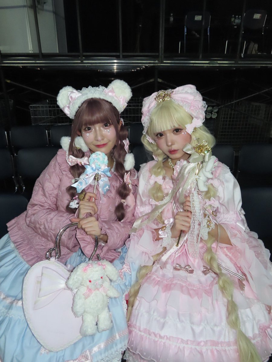 yamada_momoka__'s tweet photo. あゆみんお誕生日おめでとう🎉💜✨️
最近2人でお仕事できたり、歌割りが一緒なことが多かったり、嬉しいんだ(⸝⸝-⩊-⸝⸝)♡
いつも冷静だけどたまにアワアワしてるあゆみん可愛いんです😻😻🫶🏻🫶🏻
これからもたくさん思い出つくろうね☺️♡
きっと恋のような🎶♡だいすきー！♡
#市原愛弓生誕祭2026 https://t.co/23vZ5GZTnT