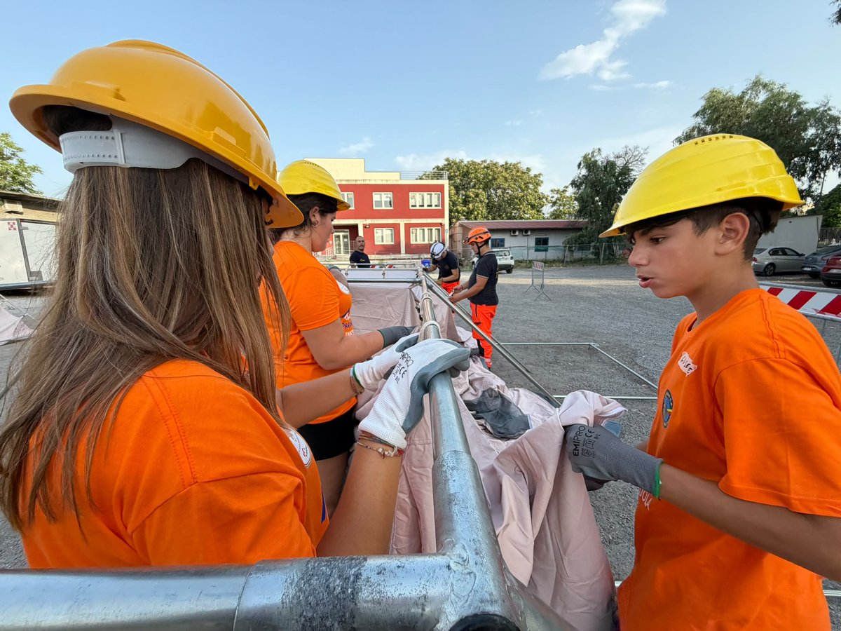 Anpasnazionale's tweet photo. Chi impara a spegnere un fuoco e chi impara a soccorrere. Chi gioca e chi vuole restare con noi “perché si sta troppo bene”. 

Una nuova settimana dei campi scuola “Anch’io sono la protezione civile” con i volontari e le volontarie #Anpas. 

@DPCgov https://t.co/wmmPMEWD2d