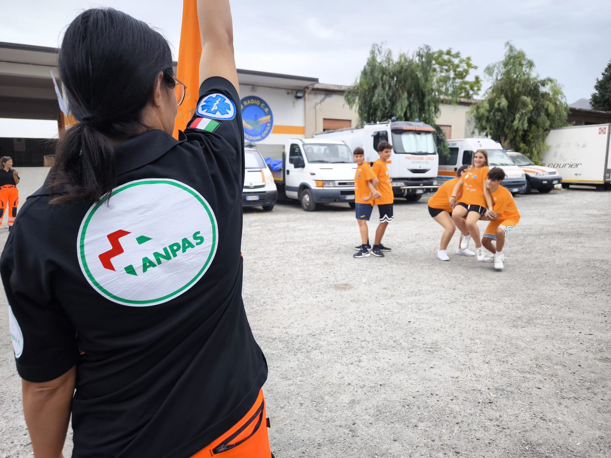 Anpasnazionale's tweet photo. Chi impara a spegnere un fuoco e chi impara a soccorrere. Chi gioca e chi vuole restare con noi “perché si sta troppo bene”. 

Una nuova settimana dei campi scuola “Anch’io sono la protezione civile” con i volontari e le volontarie #Anpas. 

@DPCgov https://t.co/wmmPMEWD2d