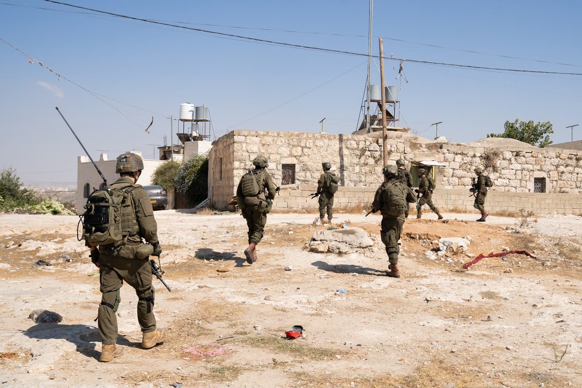 CaptainElla1's tweet photo. تصفية قادة قوة الرضوان والنخبة وتعطيل الأنفاق: أسبوع من النشاط الهجومي متعدد الساحات

🔸 القضاء على قادة في قوة الرضوان و��حدة "بدر" التابعة لحزب الله، والقضاء على قادة في وحدة النخبة التابعة لحماس، وإغلاق أكثر من كيلومترين من المسارات تحت الأرض في قطاع غزة، ونشاط رئيس الأركان في جنوب سوريا، وعملية واسعة النطاق في قباطية، وإعادة رفات الرقيب أول يهودا يِكوتيئيل كاتس، رحمه الله، إلى إسرائيل بعد 44 عامًا - واصل جيش الدفاع هذا الأسبوع العمل في جميع الساحات، دفاعًا وهجومًا، لإزالة التهديدات وإحباط الإرهاب.

🔸 في لبنان ، ردًا على عملية نفذها حزب الله ضد قوات جيش الدفاع في المنطقة الأمنية، والتي شكّلت خرقًا لاتفاق وقف إطلاق النار، قضى جيش الدفاع على المدعو علي سمير الحاج حسن، قائد م��طقة في قوة الرضوان، إلى جانب عدد من المخربين الآخرين. بالإضافة إلى ذلك، تم القضاء على المدعو أبو حسن علاء، وهو قائد بارز في وحدة "بدر"، كان يعمل على الدفع بمخططات إرهابية ضد قوات جيش الدفاع.

🔸 لن يقبل جيش الدفاع بانتهاكات الاتفاق في لبنان. وستُقابل أي محاولة من جانب حزب الله للمساس ببلدات المنطقة الشمالية أو بقوات جيش الدفاع بالرد المناسب. وستواصل القوات العمل لإزالة التهديدات الفورية، انطلاقًا من المسؤولية عن أمن سكان المنطقة الشمالية.

🔸 في سوريا، أجرى رئيس الأركان، الجنرال إيال زامير، هذا الأسبوع تقييمًا للوضع العملياتي وجولة في جنوب البلاد، والتقى بجنود الاحتياط العاملين في المنطقة.

🔸 وقال رئيس الأركان: "لن نسمح لقوات معادية بالتمركز على حدودنا، وسنعرف كيف نستخدم قوتنا بدقة، حيث يلزم ومتى يلزم".

⭕️ في قطاع غزة، قضى جيش الدفاع هذا الأسبوع على قائد سرية وثلاثة قادة فصائل في وحدة الُنخبة التابعة لحماس، إلى جانب مخربين آخرين. وكان من بين المخربين الذين قُضي عليهم أشخاص شاركوا في مجزرة السابع من أكتوبر. وبالتوازي، أغلقت القوات مسارين تحت الأرض تابعين لحماس، يبلغ طولهما الإجمالي أكثر من كيلومترين.

⭕️ كما وكشف جيش الدفاع هذا الأسبوع عن معلومات استخبارية تفيد بأن حماس تستغل مجمع مستشفى ناصر في خان يونس لأغراض أجهزتها الأمنية، بما في ذلك التحقيق مع سكان القطاع وتعذيبهم. ووفقًا للمعلومات التي تم الكشف عنها، تجري أنشطة جهاز الأمن الداخلي والاستخبارات العسكرية التابعين لحماس داخل مجمع المستشفى. ويأتي هذا الكشف ليضاف إلى معلومات أخرى حول الطريقة التي تستخدم بها حماس البنى التحتية المدنية لأغراضها، وتُشغّل أجهزتها الأمنية ضد سكان القطاع، في ظل تراجع الدعم لها ومساعيها للحفاظ على حكمها.

⭕️ هدفنا واضح: نزع سلاح القطاع، وتفكيك حماس من أسلحتها، وحماية سكان النقب الغربي ومواطني إسرائيل. إن جيش الدفاع ملتزم بتحقيق هذا الهدف والحفاظ على الإنجازات العملياتية على المدى الطويل.

⭕️ في يهودا والسامرة، استكملت قوات لواء ميناشيه عملية لوائية في بلدة قباطية، تم خلالها تفتيش نحو 100 مبنى، واعتقال مخربين واستجواب مشتبه بهم. بالإضافة إلى ذلك، اعتُقل هذا الأسبوع المخرب رقم 600 منذ بداية الحرب للاشتباه في قيامه بالتحريض على الإرهاب.

⭕️ تواصل قوات قيادة المنطقة الوسطى تعزيز الدفاع والعمل على إحباط الإرهاب بالتعاون مع جهاز الشاباك وحرس الحدود وشرطة إسرائيل. وإلى جانب ذلك، يدين جيش الدفاع بشدة الأحداث التي وقعت في قريتيْ قصرة وجالود. وتُعد هذه الأحداث مرفوضة، إذ إنها تلهي قوات جيش الدفاع عن مهمتها وتضر بالاستقرار في المنطقة. وفي أعقاب الأحداث، أوعز رئيس الأركان بتعزيز المنطقة بكتيبة مشاة نظامية إضافية وتشديد قواعد السلوك واستخدام القوة.

🔸 وفي خضم أسبوع النشاط العملياتي، تحقق أيضًا إنجاز تاريخي. فقد أعاد جيش الدفاع، بقيادة هيئة الاستخبارات العسكرية وبالتعاون مع جهاز الموساد، إلى إسرائيل وإلى عائلته رفات الرقيب أول يهودا يِكوتيئيل كاتس، رحمه الله، مقاتل المدرعات الذي سقط في معركة السلطان يعقوب في 11 يونيو 1982، وظل في عداد المفقودين لأكثر من أربعة عقود.

🔸 حتى بعد مرور 44 عامًا، يواصل جيش الدفاع العمل انطلاقًا من التزامه بإعادة جنوده إلى الوطن وإلى عائلاتهم.

🔹 وبالتزامن مع ذلك، تمكن وفد "بريت ريعيم" (عهد الأصدقاء) التابع لقيادة الجبهة الداخلية في كولومبيا، بالتعاون مع قوات الإنقاذ المحلية، من تحديد موقع جميع المفقودين وانتشالهم من مواقع الدمار التي عملت فيها البعثة.
وتواصل القوات بذل جهد حثيث لفرز المباني ومسح المباني المتضررة، وذلك للمساعدة في بل��رة صورة وضع محدثة في المنطقة.

سيواصل جيش الدفاع العمل بحزم لإزالة التهديدات، ومنع إعادة تمركزها، وضمان أمن مواطني دولة إسرائيل على المدى الطويل.