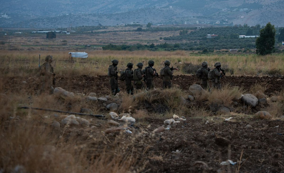 CaptainElla1's tweet photo. تصفية قادة قوة الرضوان والنخبة وتعطيل الأنفاق: أسبوع من النشاط الهجومي متعدد الساحات

🔸 القضاء على قادة في قوة الرضوان و��حدة "بدر" التابعة لحزب الله، والقضاء على قادة في وحدة النخبة التابعة لحماس، وإغلاق أكثر من كيلومترين من المسارات تحت الأرض في قطاع غزة، ونشاط رئيس الأركان في جنوب سوريا، وعملية واسعة النطاق في قباطية، وإعادة رفات الرقيب أول يهودا يِكوتيئيل كاتس، رحمه الله، إلى إسرائيل بعد 44 عامًا - واصل جيش الدفاع هذا الأسبوع العمل في جميع الساحات، دفاعًا وهجومًا، لإزالة التهديدات وإحباط الإرهاب.

🔸 في لبنان ، ردًا على عملية نفذها حزب الله ضد قوات جيش الدفاع في المنطقة الأمنية، والتي شكّلت خرقًا لاتفاق وقف إطلاق النار، قضى جيش الدفاع على المدعو علي سمير الحاج حسن، قائد م��طقة في قوة الرضوان، إلى جانب عدد من المخربين الآخرين. بالإضافة إلى ذلك، تم القضاء على المدعو أبو حسن علاء، وهو قائد بارز في وحدة "بدر"، كان يعمل على الدفع بمخططات إرهابية ضد قوات جيش الدفاع.

🔸 لن يقبل جيش الدفاع بانتهاكات الاتفاق في لبنان. وستُقابل أي محاولة من جانب حزب الله للمساس ببلدات المنطقة الشمالية أو بقوات جيش الدفاع بالرد المناسب. وستواصل القوات العمل لإزالة التهديدات الفورية، انطلاقًا من المسؤولية عن أمن سكان المنطقة الشمالية.

🔸 في سوريا، أجرى رئيس الأركان، الجنرال إيال زامير، هذا الأسبوع تقييمًا للوضع العملياتي وجولة في جنوب البلاد، والتقى بجنود الاحتياط العاملين في المنطقة.

🔸 وقال رئيس الأركان: "لن نسمح لقوات معادية بالتمركز على حدودنا، وسنعرف كيف نستخدم قوتنا بدقة، حيث يلزم ومتى يلزم".

⭕️ في قطاع غزة، قضى جيش الدفاع هذا الأسبوع على قائد سرية وثلاثة قادة فصائل في وحدة الُنخبة التابعة لحماس، إلى جانب مخربين آخرين. وكان من بين المخربين الذين قُضي عليهم أشخاص شاركوا في مجزرة السابع من أكتوبر. وبالتوازي، أغلقت القوات مسارين تحت الأرض تابعين لحماس، يبلغ طولهما الإجمالي أكثر من كيلومترين.

⭕️ كما وكشف جيش الدفاع هذا الأسبوع عن معلومات استخبارية تفيد بأن حماس تستغل مجمع مستشفى ناصر في خان يونس لأغراض أجهزتها الأمنية، بما في ذلك التحقيق مع سكان القطاع وتعذيبهم. ووفقًا للمعلومات التي تم الكشف عنها، تجري أنشطة جهاز الأمن الداخلي والاستخبارات العسكرية التابعين لحماس داخل مجمع المستشفى. ويأتي هذا الكشف ليضاف إلى معلومات أخرى حول الطريقة التي تستخدم بها حماس البنى التحتية المدنية لأغراضها، وتُشغّل أجهزتها الأمنية ضد سكان القطاع، في ظل تراجع الدعم لها ومساعيها للحفاظ على حكمها.

⭕️ هدفنا واضح: نزع سلاح القطاع، وتفكيك حماس من أسلحتها، وحماية سكان النقب الغربي ومواطني إسرائيل. إن جيش الدفاع ملتزم بتحقيق هذا الهدف والحفاظ على الإنجازات العملياتية على المدى الطويل.

⭕️ في يهودا والسامرة، استكملت قوات لواء ميناشيه عملية لوائية في بلدة قباطية، تم خلالها تفتيش نحو 100 مبنى، واعتقال مخربين واستجواب مشتبه بهم. بالإضافة إلى ذلك، اعتُقل هذا الأسبوع المخرب رقم 600 منذ بداية الحرب للاشتباه في قيامه بالتحريض على الإرهاب.

⭕️ تواصل قوات قيادة المنطقة الوسطى تعزيز الدفاع والعمل على إحباط الإرهاب بالتعاون مع جهاز الشاباك وحرس الحدود وشرطة إسرائيل. وإلى جانب ذلك، يدين جيش الدفاع بشدة الأحداث التي وقعت في قريتيْ قصرة وجالود. وتُعد هذه الأحداث مرفوضة، إذ إنها تلهي قوات جيش الدفاع عن مهمتها وتضر بالاستقرار في المنطقة. وفي أعقاب الأحداث، أوعز رئيس الأركان بتعزيز المنطقة بكتيبة مشاة نظامية إضافية وتشديد قواعد السلوك واستخدام القوة.

🔸 وفي خضم أسبوع النشاط العملياتي، تحقق أيضًا إنجاز تاريخي. فقد أعاد جيش الدفاع، بقيادة هيئة الاستخبارات العسكرية وبالتعاون مع جهاز الموساد، إلى إسرائيل وإلى عائلته رفات الرقيب أول يهودا يِكوتيئيل كاتس، رحمه الله، مقاتل المدرعات الذي سقط في معركة السلطان يعقوب في 11 يونيو 1982، وظل في عداد المفقودين لأكثر من أربعة عقود.

🔸 حتى بعد مرور 44 عامًا، يواصل جيش الدفاع العمل انطلاقًا من التزامه بإعادة جنوده إلى الوطن وإلى عائلاتهم.

🔹 وبالتزامن مع ذلك، تمكن وفد "بريت ريعيم" (عهد الأصدقاء) التابع لقيادة الجبهة الداخلية في كولومبيا، بالتعاون مع قوات الإنقاذ المحلية، من تحديد موقع جميع المفقودين وانتشالهم من مواقع الدمار التي عملت فيها البعثة.
وتواصل القوات بذل جهد حثيث لفرز المباني ومسح المباني المتضررة، وذلك للمساعدة في بل��رة صورة وضع محدثة في المنطقة.

سيواصل جيش الدفاع العمل بحزم لإزالة التهديدات، ومنع إعادة تمركزها، وضمان أمن مواطني دولة إسرائيل على المدى الطويل.