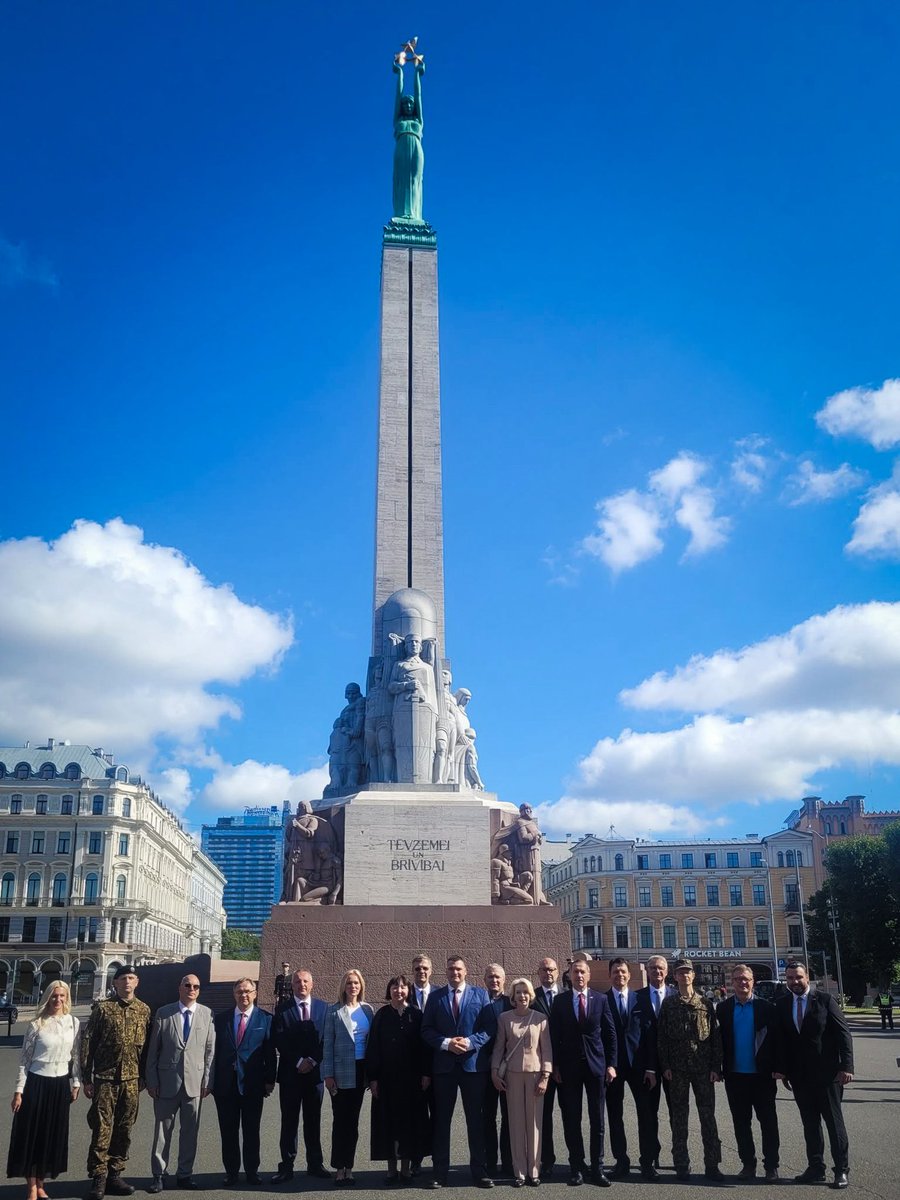 EdvardsRatnieks's tweet photo. 🇱🇻 35 gadi kopš Latvijas neatkarības de facto atjaunošanas!

☝️ Brīvība un valsts neatkarība nav pašsaprotama dāvana. Tās ir vērtības, ko esam mantojuši no iepriekšējām paaudzēm, par kurām mūsu senči ir cīnījušies un kuras mums jāspēj nosargāt arī šodien.

🇱🇻 Lai mums vienmēr pietiek drosmes un apņēmības sargāt savu valsti, tās valodu, kultūru un neatkarību!