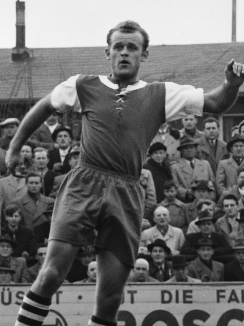 VfLWolfsburg_PT's tweet photo. Ele esteve entre as primeiras estrelas dos Lobos nos anos 50 e foi até o fim um homem conhecido na cidade: Günter #Leich, nosso mais antigo ex-jogador, faleceu no sábado aos 98 anos de idade. Nossos pêsames a todos os familiares e companheiros de jornada.
🟢⚪️ #VfLWolfsburg https://t.co/zZP0a5dkYV