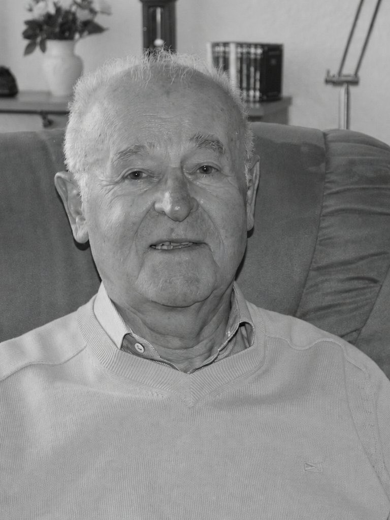VfLWolfsburg_PT's tweet photo. Ele esteve entre as primeiras estrelas dos Lobos nos anos 50 e foi até o fim um homem conhecido na cidade: Günter #Leich, nosso mais antigo ex-jogador, faleceu no sábado aos 98 anos de idade. Nossos pêsames a todos os familiares e companheiros de jornada.
🟢⚪️ #VfLWolfsburg https://t.co/zZP0a5dkYV